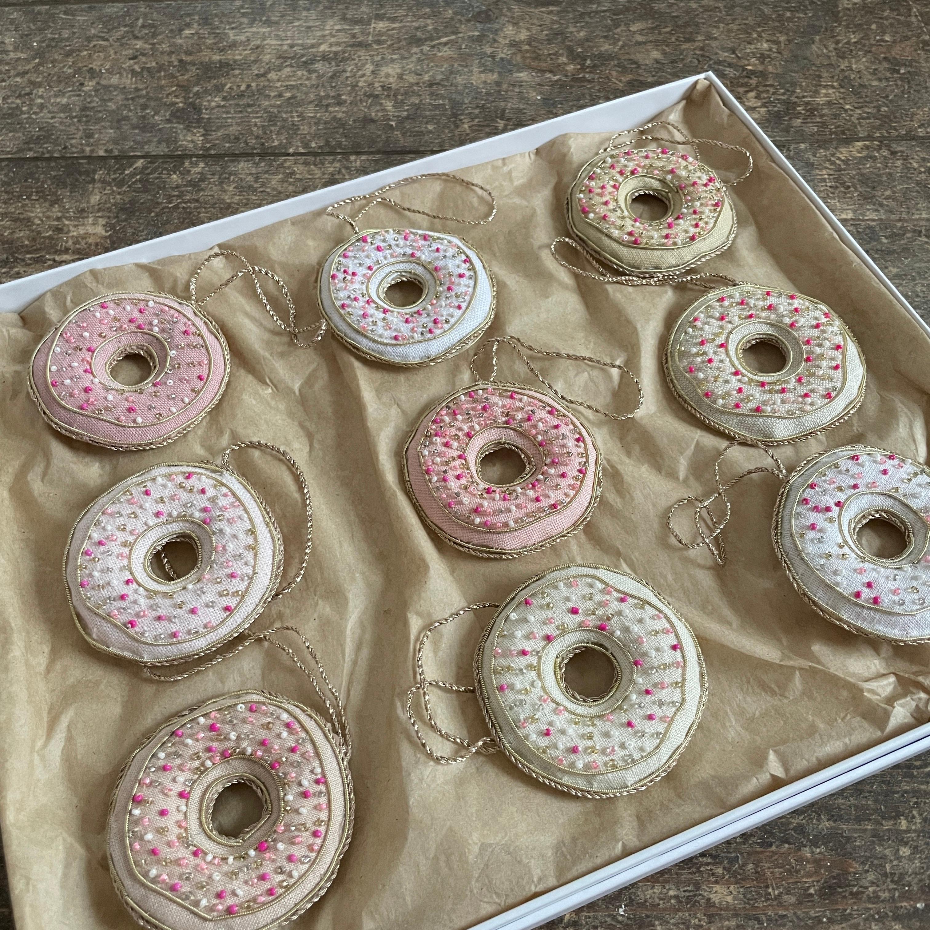 Fait main Ensemble de 9 donuts irlandais en lin, ornement de Noël de luxe en vente