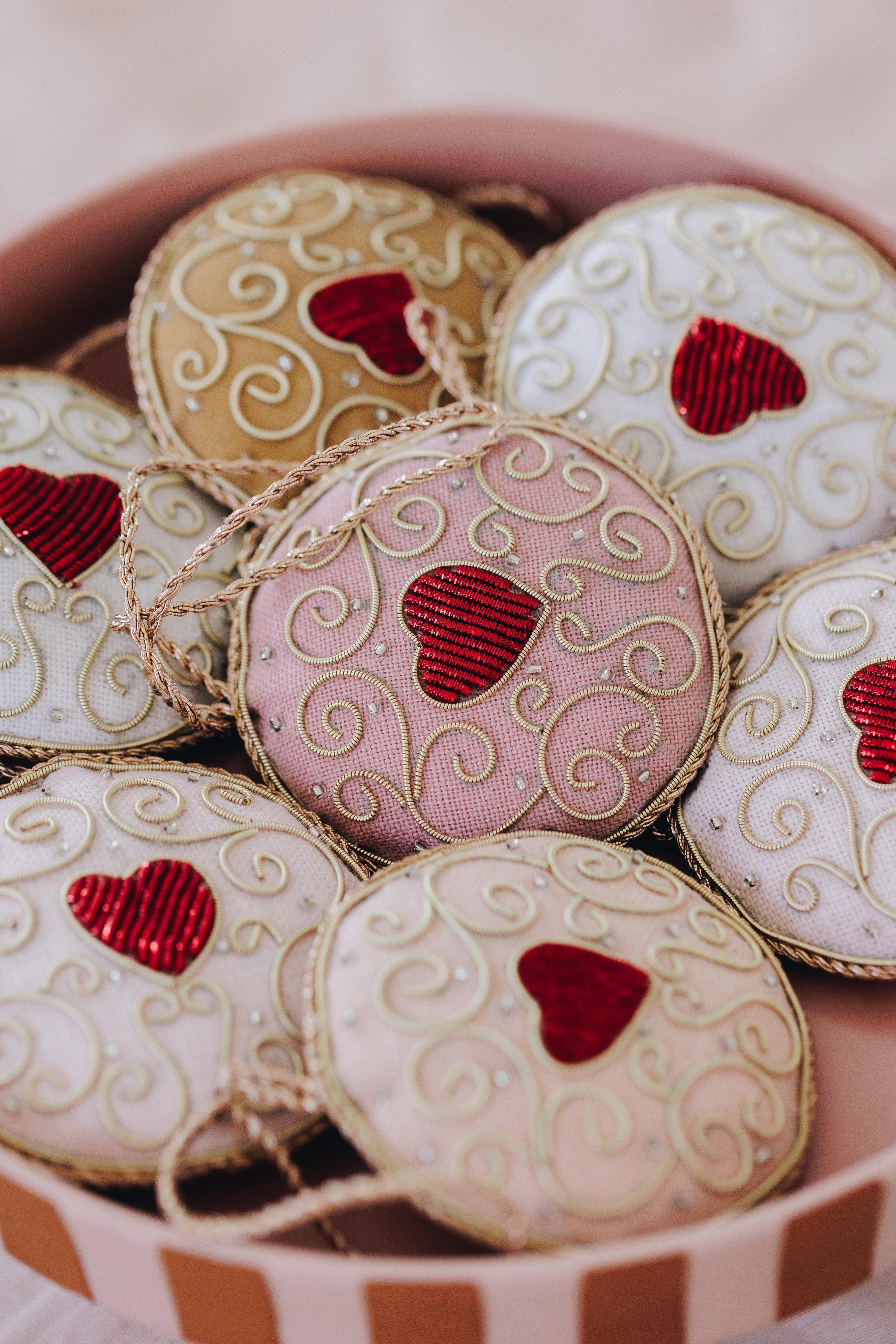 Set of 9 Christmas Ornaments Vintage Irish Linen English Biscuits Jammie Heart In Good Condition For Sale In Belfast, Northern Ireland