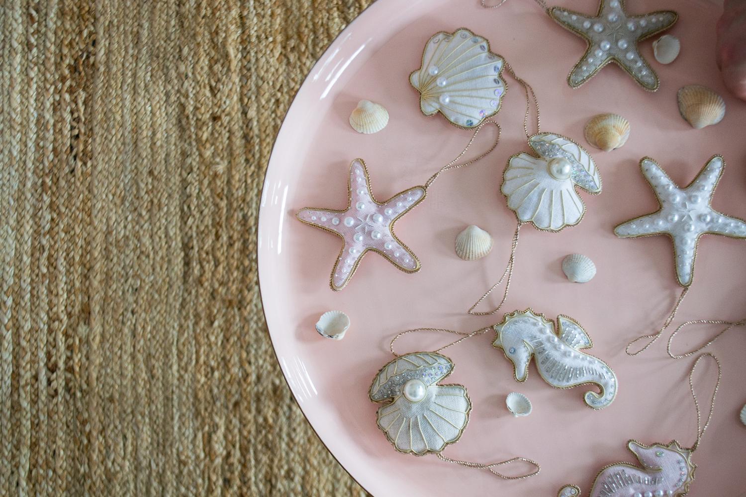 Lot de 9 décorations en lin irlandais artisanal édition limitée hippocampe étoile de mer coquillage en rose pastel par Katie Larmour 

Il s'agit d'un luxueux coffret d'ornements décoratifs fabriqués artisanalement avec de l'authentique lin