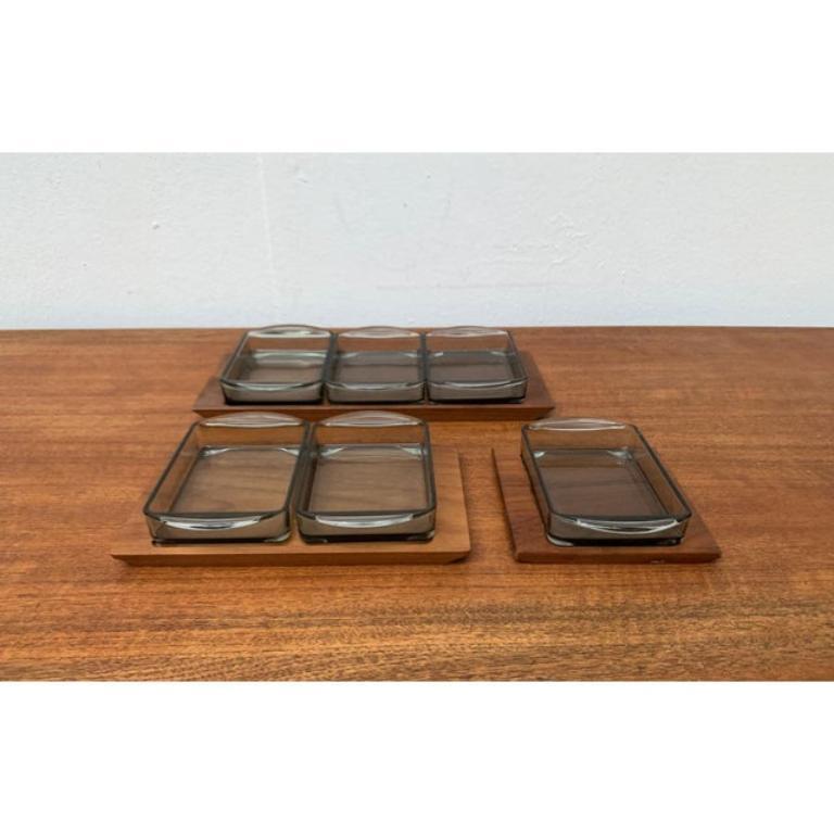Set von 9 dänischen Tabletts aus Teakholz mit Barettglas aus der Mitte des Jahrhunderts von Holmegaard, 1960er Jahre (Moderne der Mitte des Jahrhunderts) im Angebot