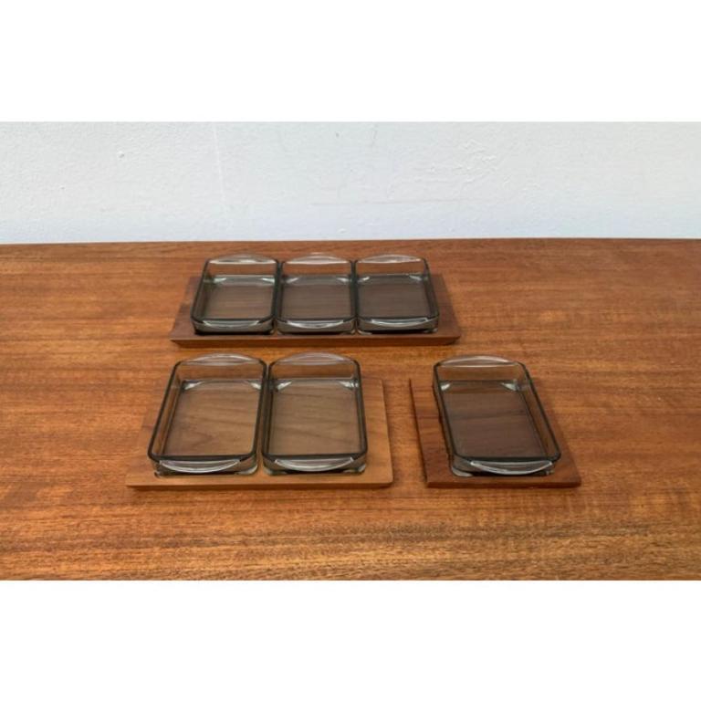Set von 9 dänischen Tabletts aus Teakholz mit Barettglas aus der Mitte des Jahrhunderts von Holmegaard, 1960er Jahre (Dänisch) im Angebot