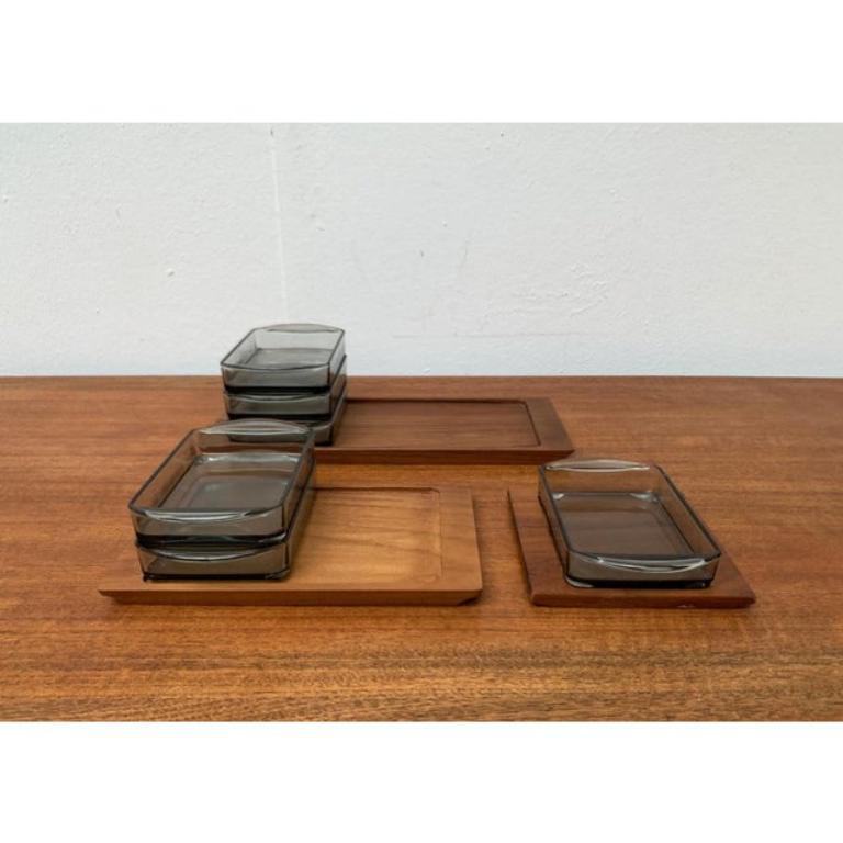 Set von 9 dänischen Tabletts aus Teakholz mit Barettglas aus der Mitte des Jahrhunderts von Holmegaard, 1960er Jahre im Zustand „Hervorragend“ im Angebot in Hamburg, DE