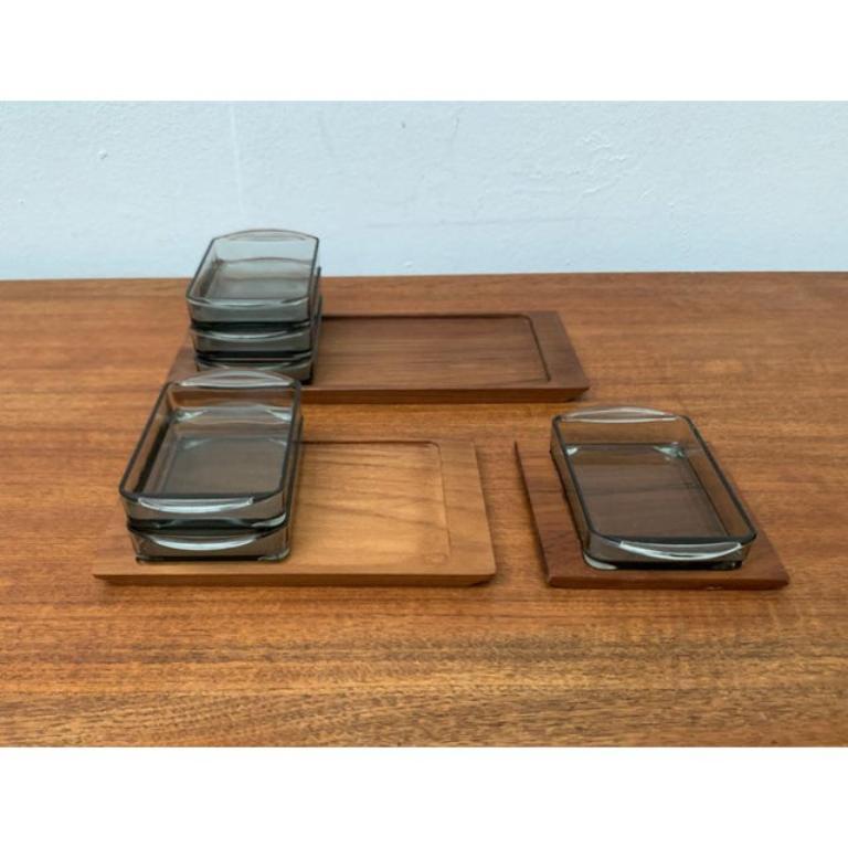 Set von 9 dänischen Tabletts aus Teakholz mit Barettglas aus der Mitte des Jahrhunderts von Holmegaard, 1960er Jahre (20. Jahrhundert) im Angebot