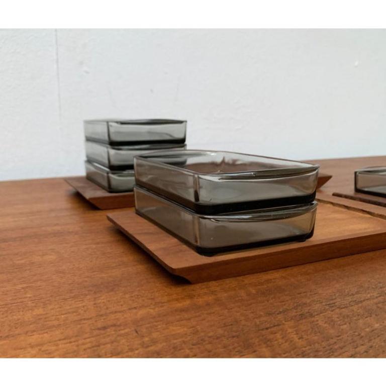Set von 9 dänischen Tabletts aus Teakholz mit Barettglas aus der Mitte des Jahrhunderts von Holmegaard, 1960er Jahre (Glas) im Angebot