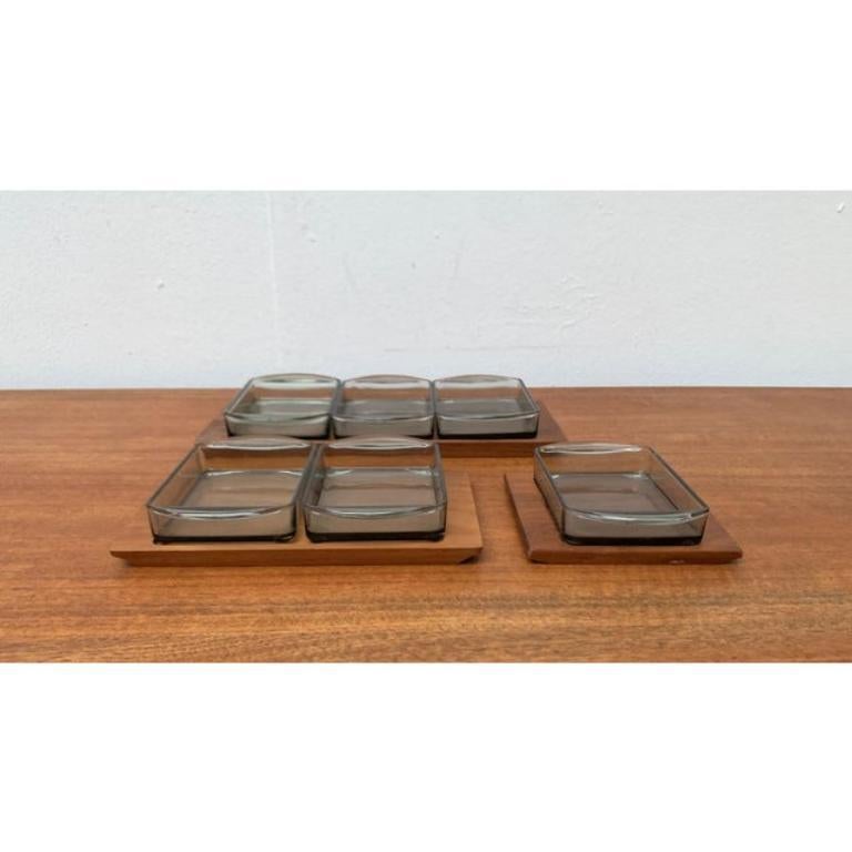Set von 9 dänischen Tabletts aus Teakholz mit Barettglas aus der Mitte des Jahrhunderts von Holmegaard, 1960er Jahre im Angebot 1