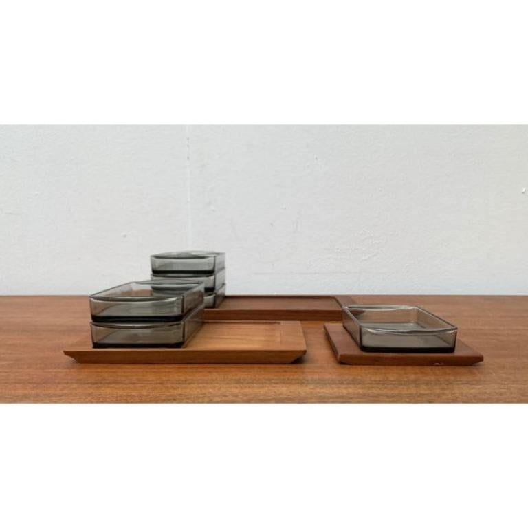 Set von 9 dänischen Tabletts aus Teakholz mit Barettglas aus der Mitte des Jahrhunderts von Holmegaard, 1960er Jahre im Angebot 2
