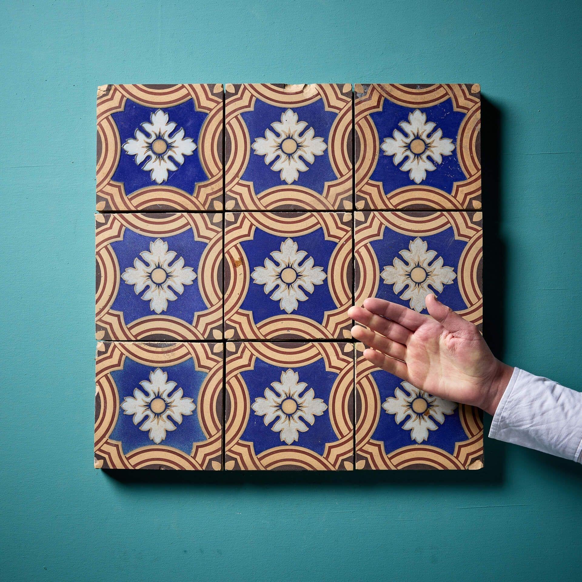 Impresionante juego de nueve azulejos encáusticos de 15 cm con motivos florales, de Minton & Co, Stoke-on Trent (estampado). También vendemos listados adicionales de los mismos azulejos.


Estos azulejos antiguos presentan un bello diseño de flores
