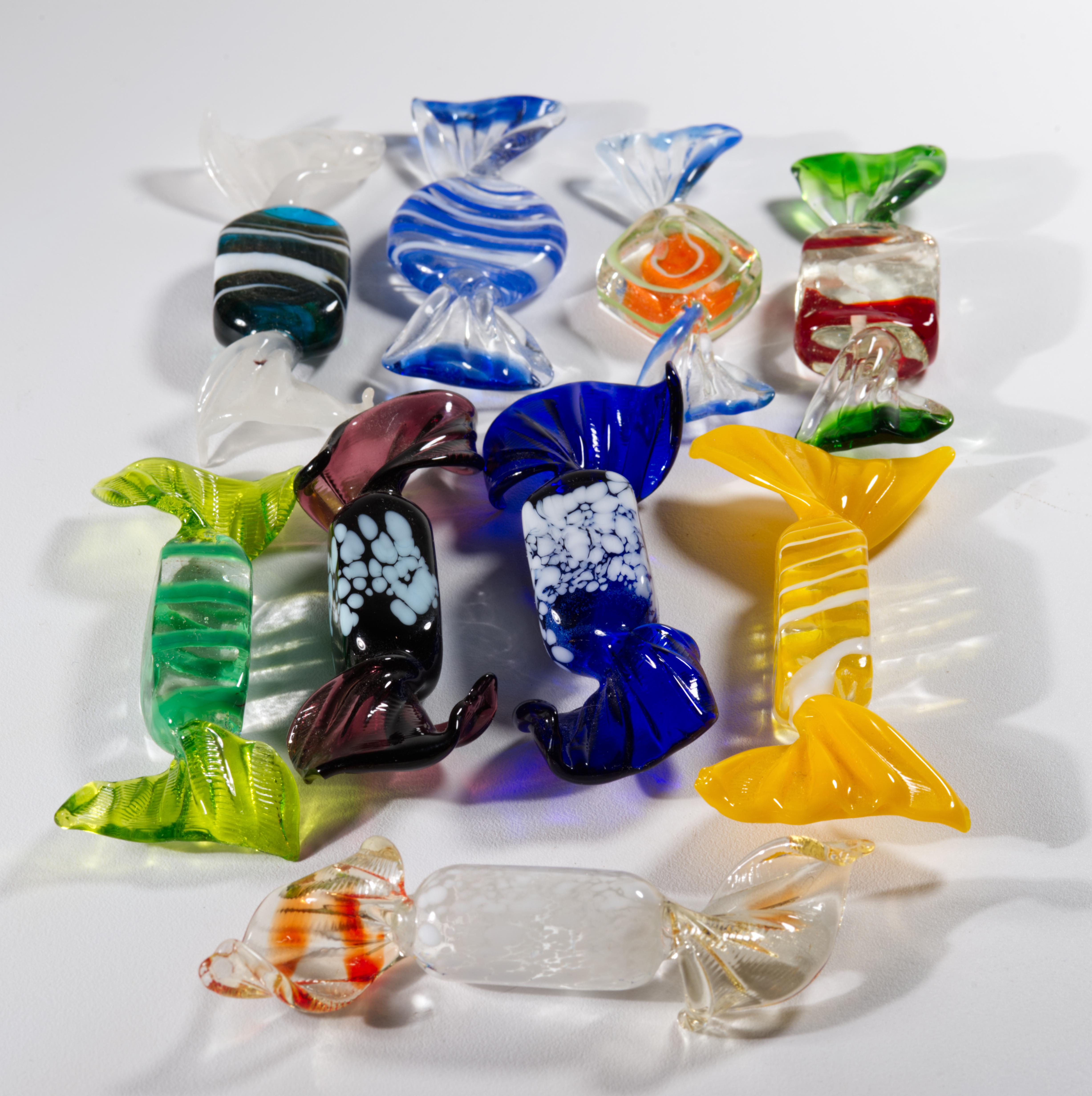  Il giocoso set vintage di 9 caramelle in vetro artistico di Murano multicolore è caratterizzato da corpi in vetro fuso dalle forme diverse e da parti in 