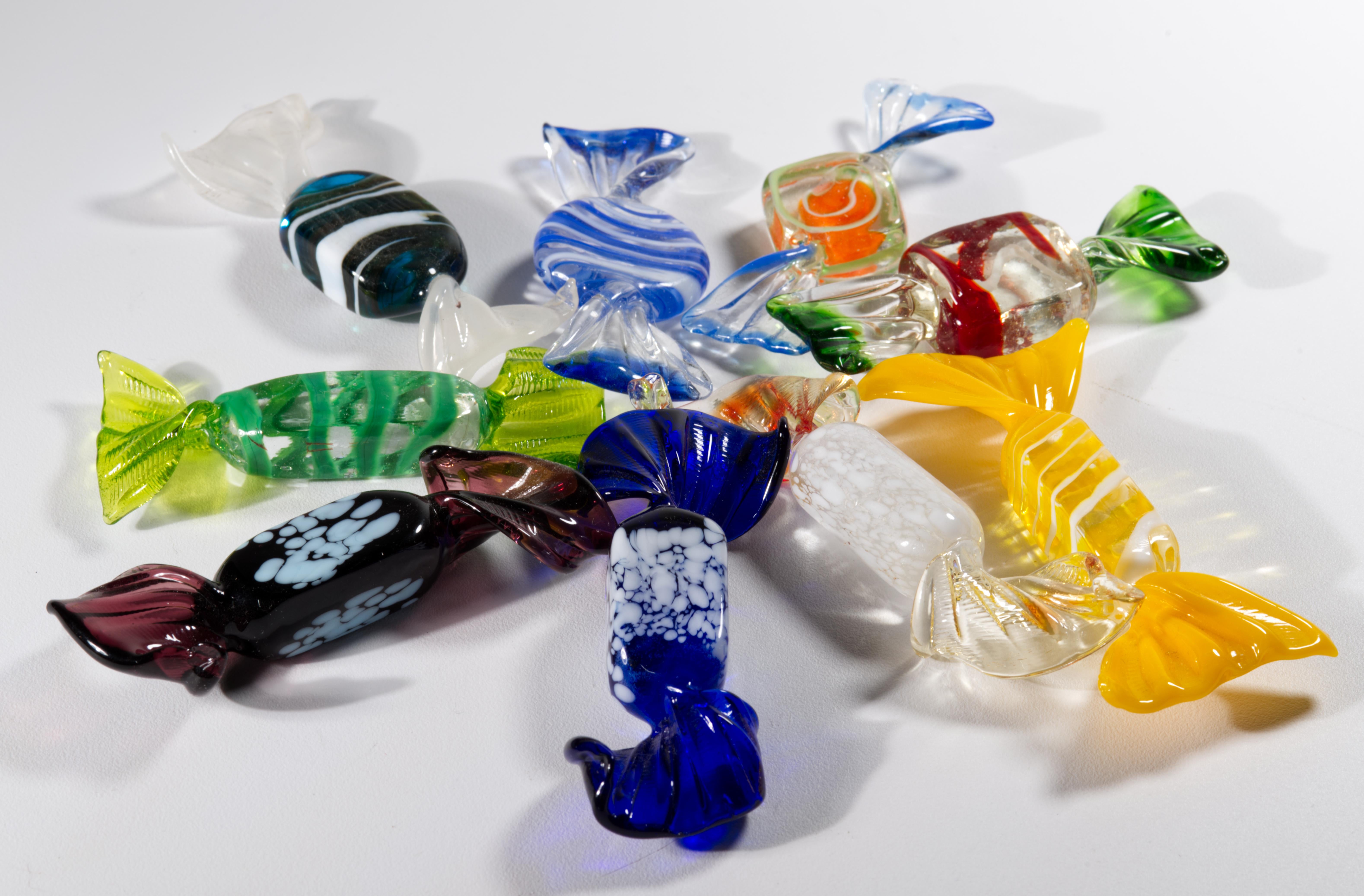 Italiano Set di 9 caramelle in vetro artistico di Murano, con luce UV, anni '60 in vendita