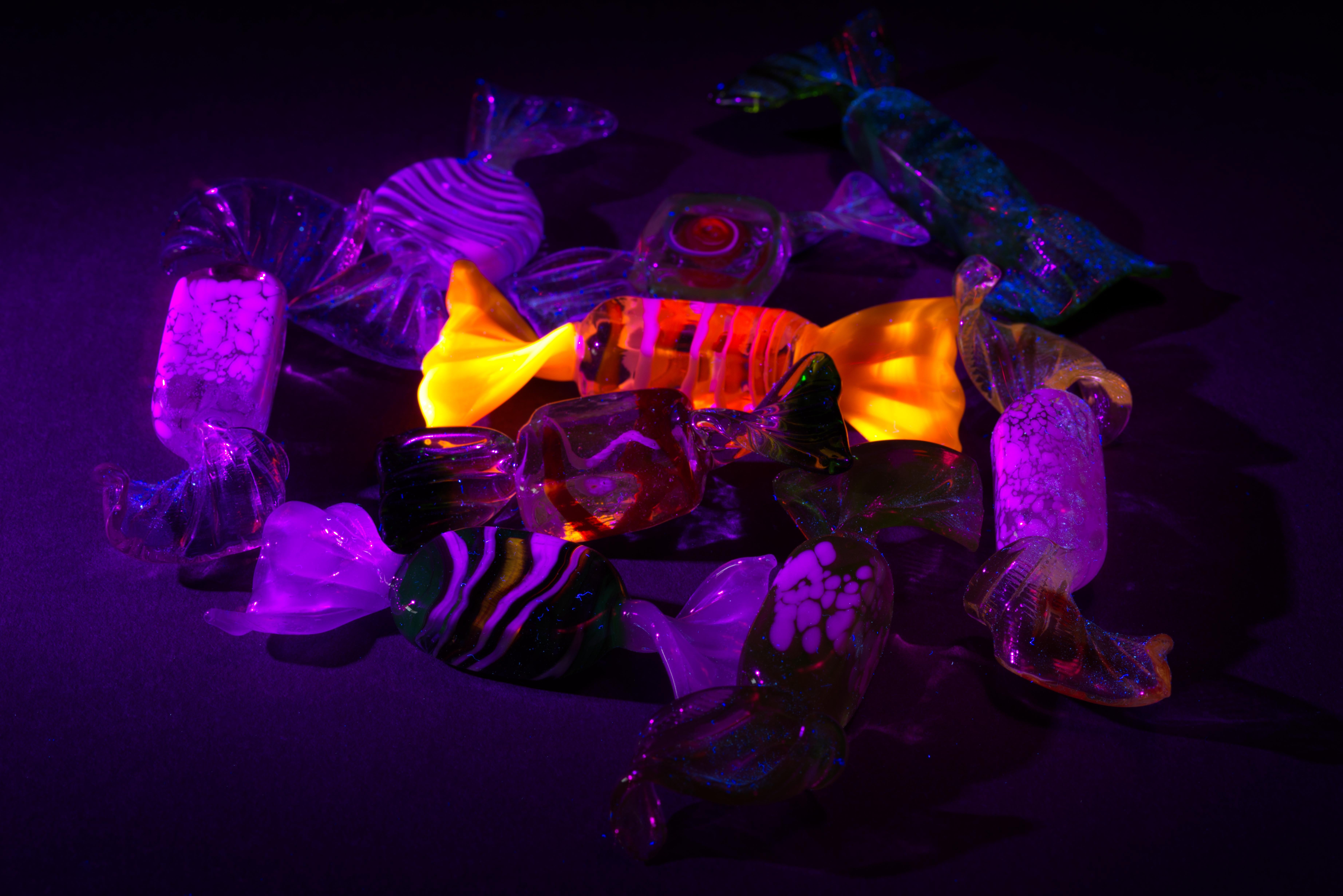 Mid-Century moderno Set di 9 caramelle in vetro artistico di Murano, con luce UV, anni '60 in vendita