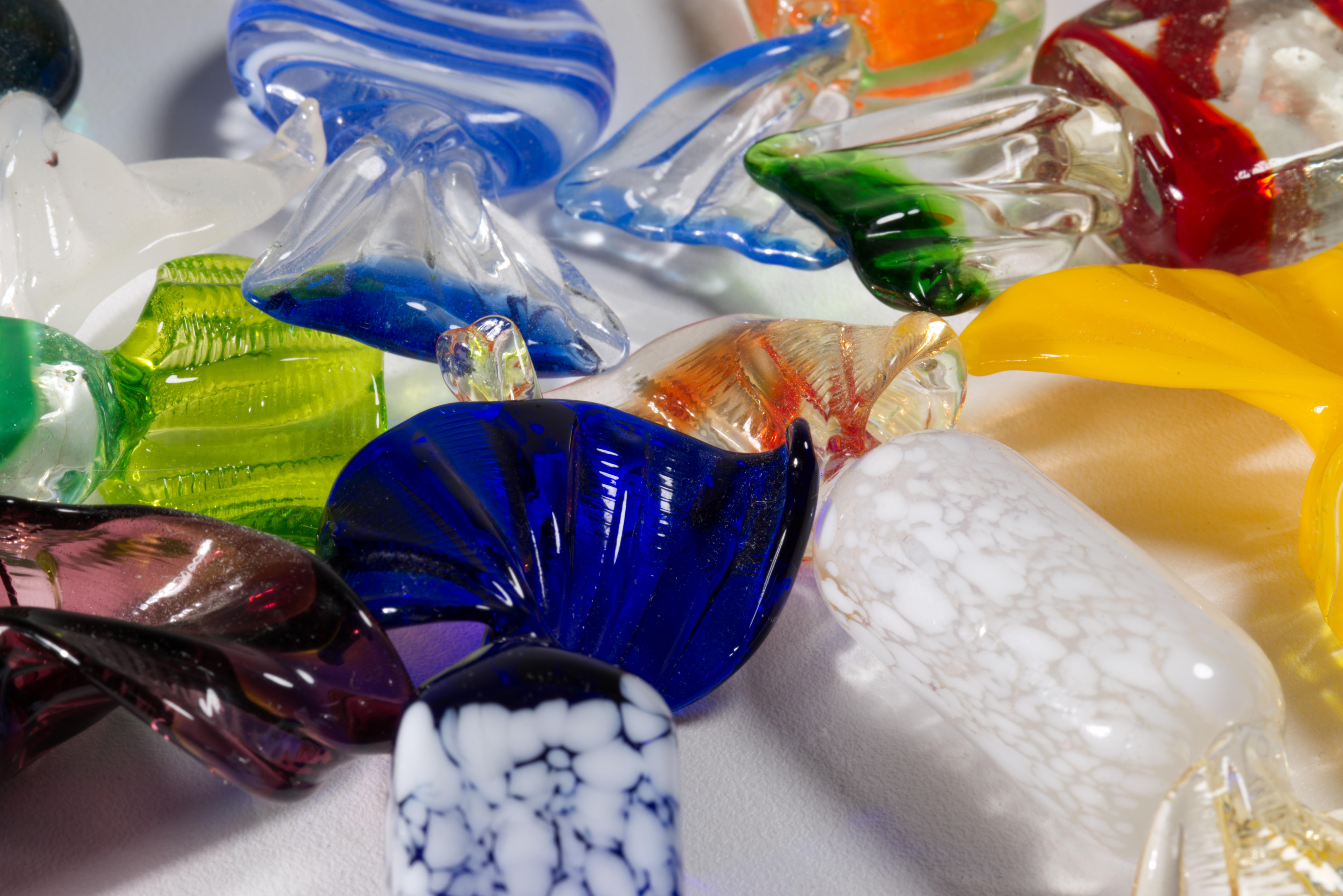 XX secolo Set di 9 caramelle in vetro artistico di Murano, con luce UV, anni '60 in vendita