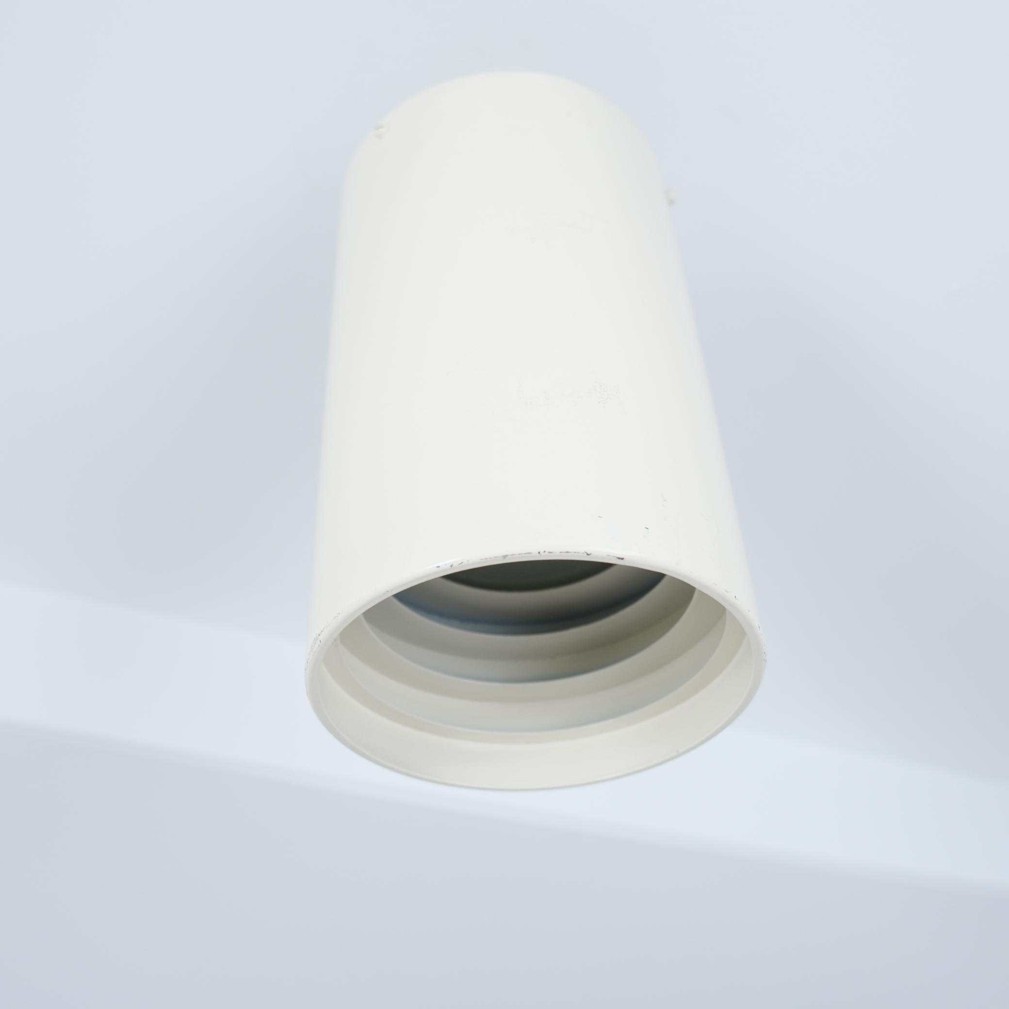 Conjunto de lámparas de techo minimalistas Paavo Tynell modelo H2-89 de Idman producidas en la década de 1960. Éstas aparecieron en el catálogo de Idman de 1964, cuando Tynell regresó a Idman como director artístico.
Adecuado para pasillos,
