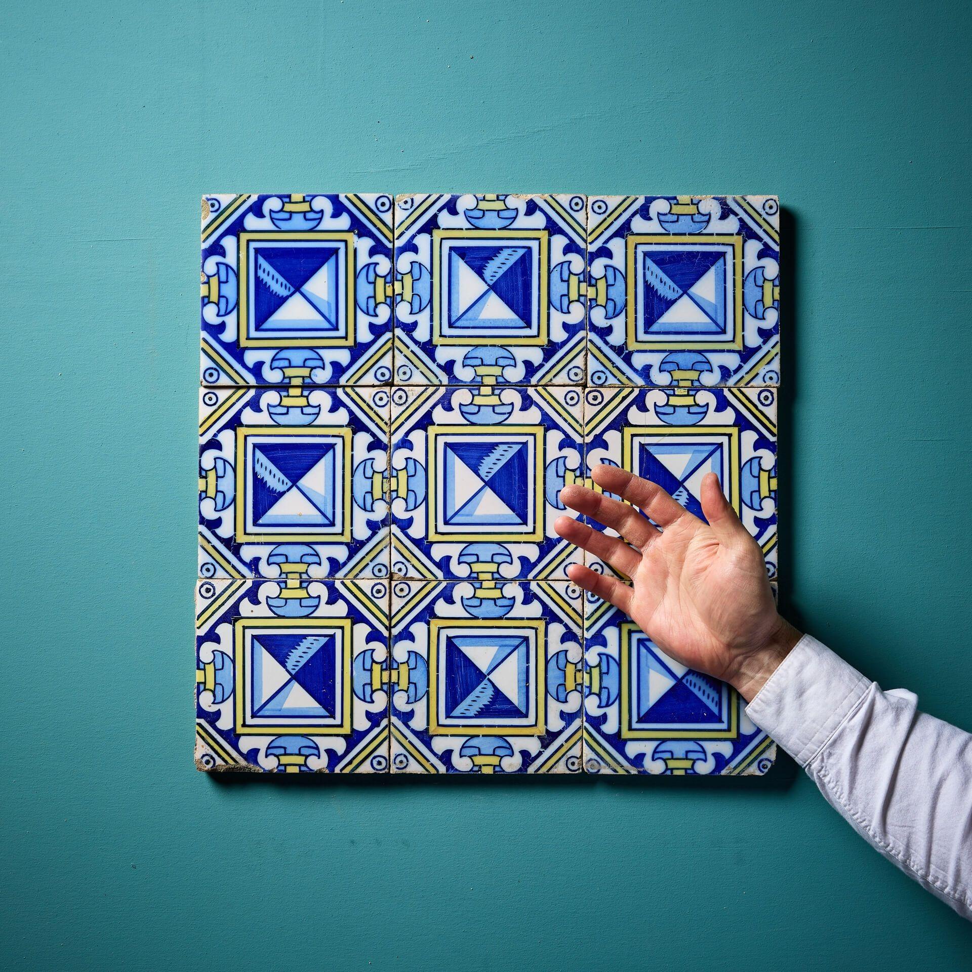 Colección de azulejos decorativos polícromos recuperados de 15 cm, formada por 9 azulejos de arcilla vidriada decorados en llamativos tonos azules y amarillos. Se suministra suelto, pero también vendemos un juego de otros azulejos a juego. Vibrantes