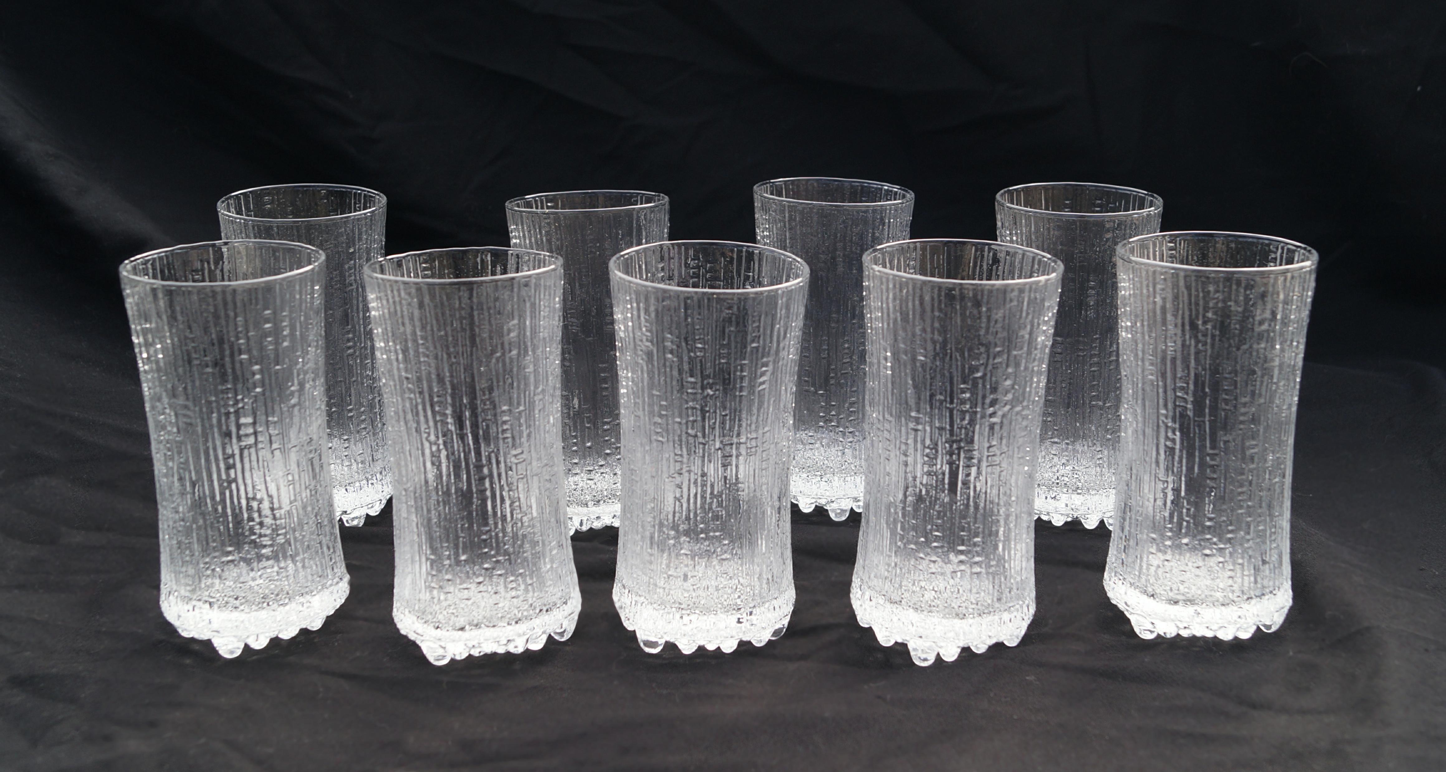 Lot de 9 verres Vintage Mid-Century Modern Tapio Wirkkala Ultima Thule Glass Sparkling / Wine Champagne Glasses . Les mesures sont presque toutes sur un site web de remplacement, donc je ne suis pas certain qu'il s'agisse de celles-ci. Fabriqué en