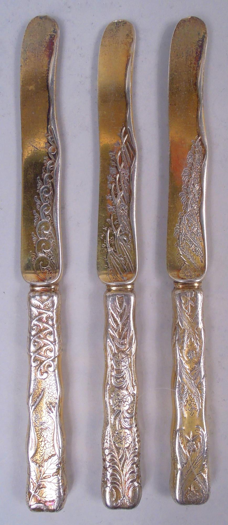 Dorato Set di 9 coltelli da dessert Tiffany con incisione all'acido e bordo in argento dorato in vendita