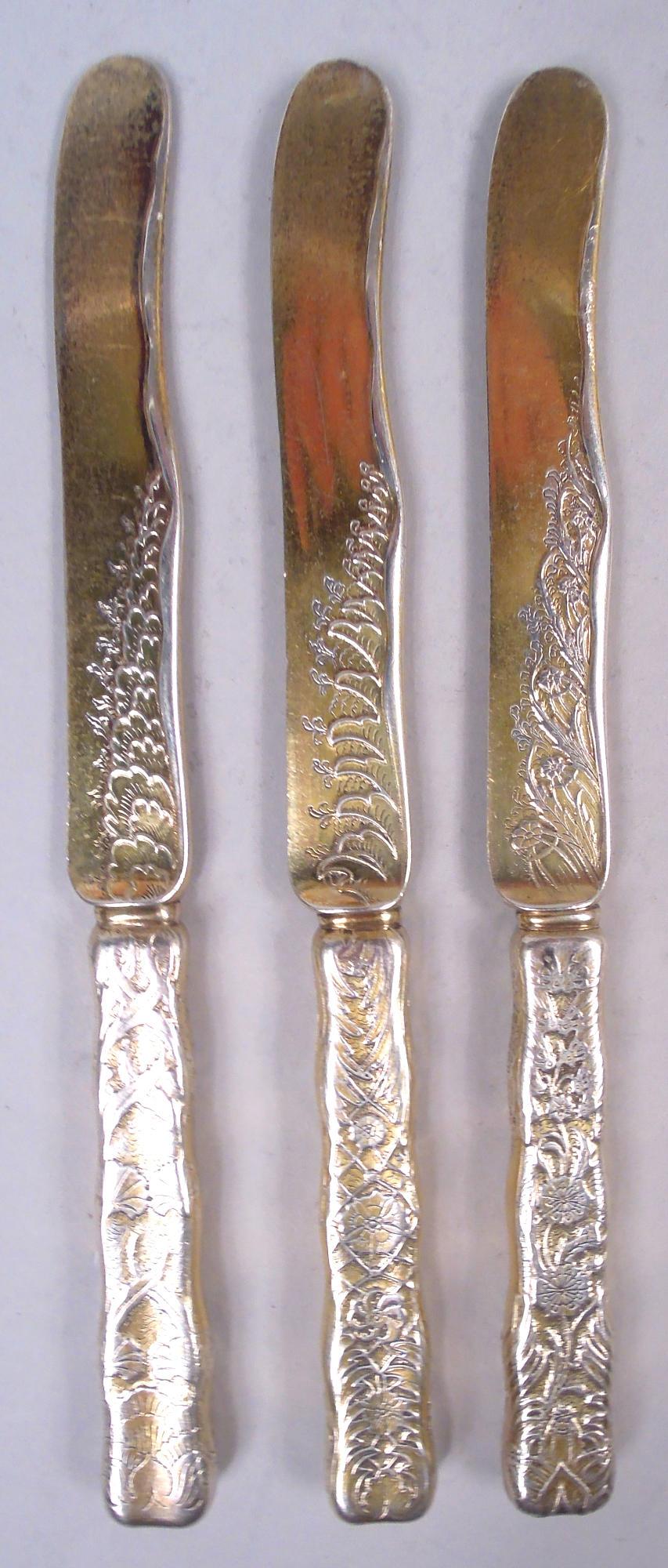 XIX secolo Set di 9 coltelli da dessert Tiffany con incisione all'acido e bordo in argento dorato in vendita