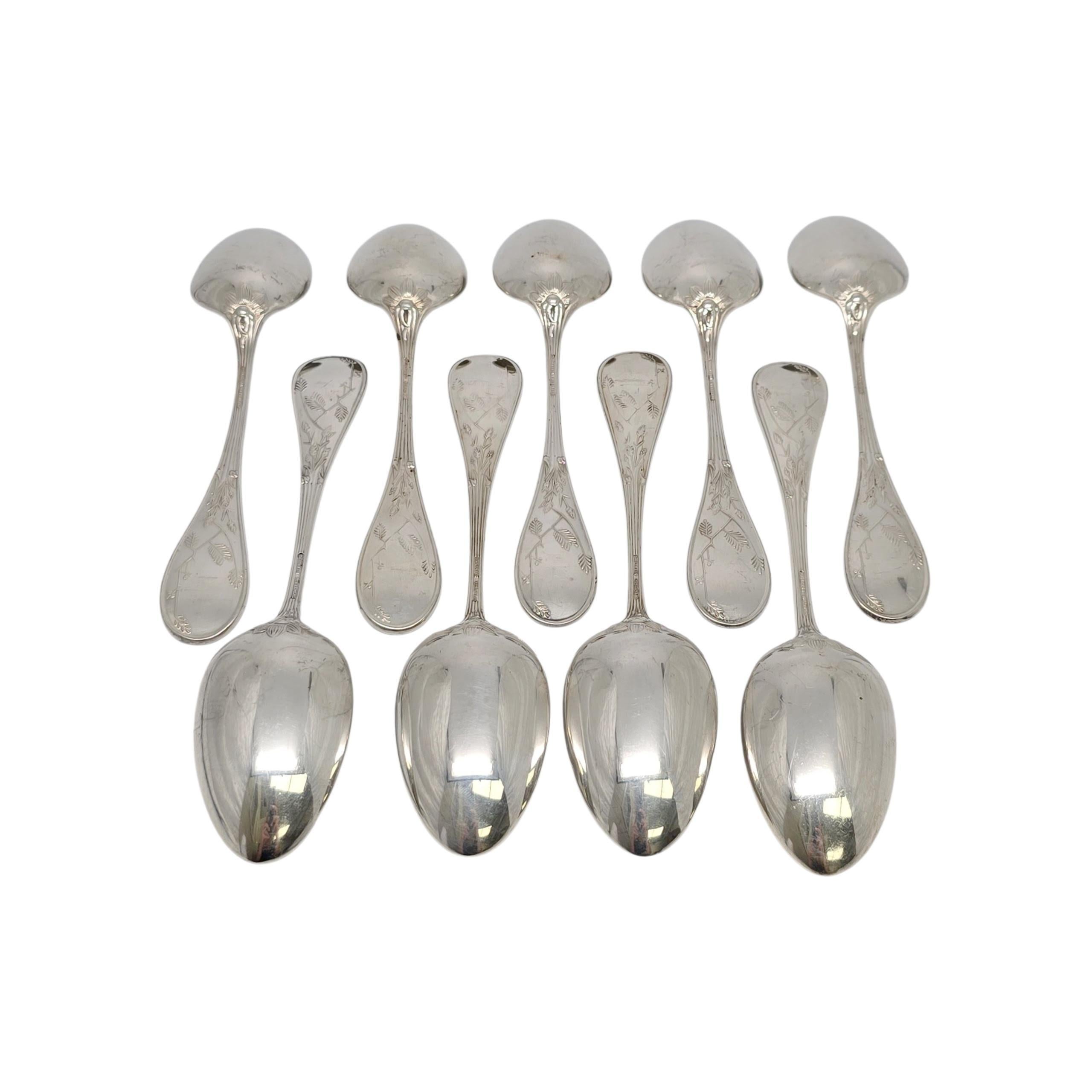 Ensemble de 9 cuillères à soupe ovales Tiffany & Co Audubon en argent sterling

Conçu par A.C.I.C. en 1871, le motif Audubon s'inspire des peintures d'oiseaux japonaises du XIXe siècle. La boîte et la pochette Tiffany & Co ne sont pas