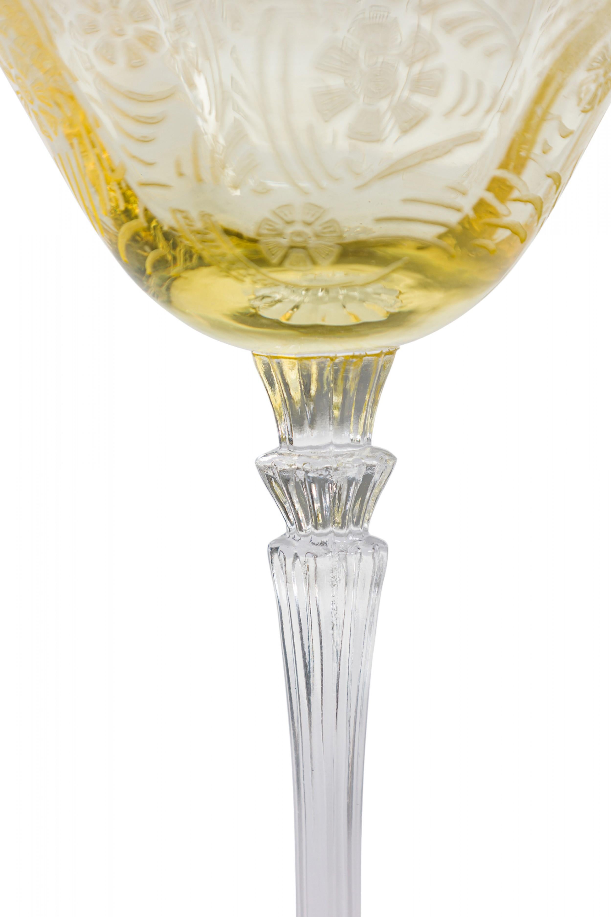 Lot de 9 verres à champagne et verres à liqueur en verre gravé Topaz Floral Waterfall Stem en vente 5
