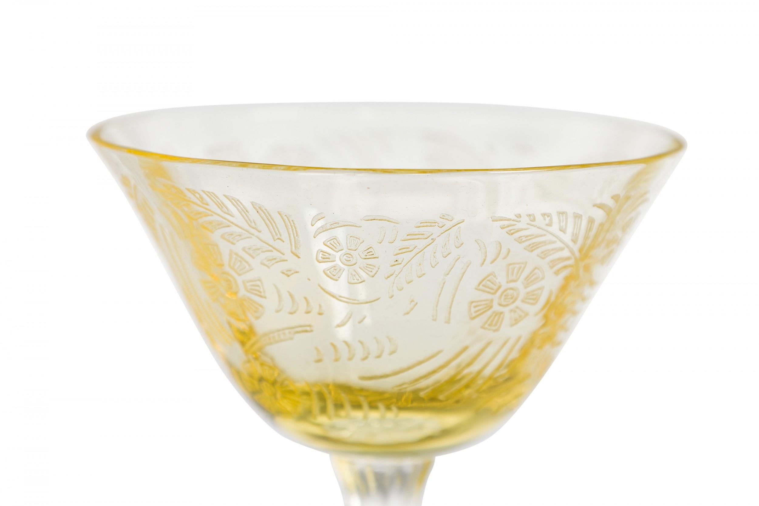 Lot de 9 verres à champagne et verres à liqueur en verre gravé Topaz Floral Waterfall Stem en vente 7