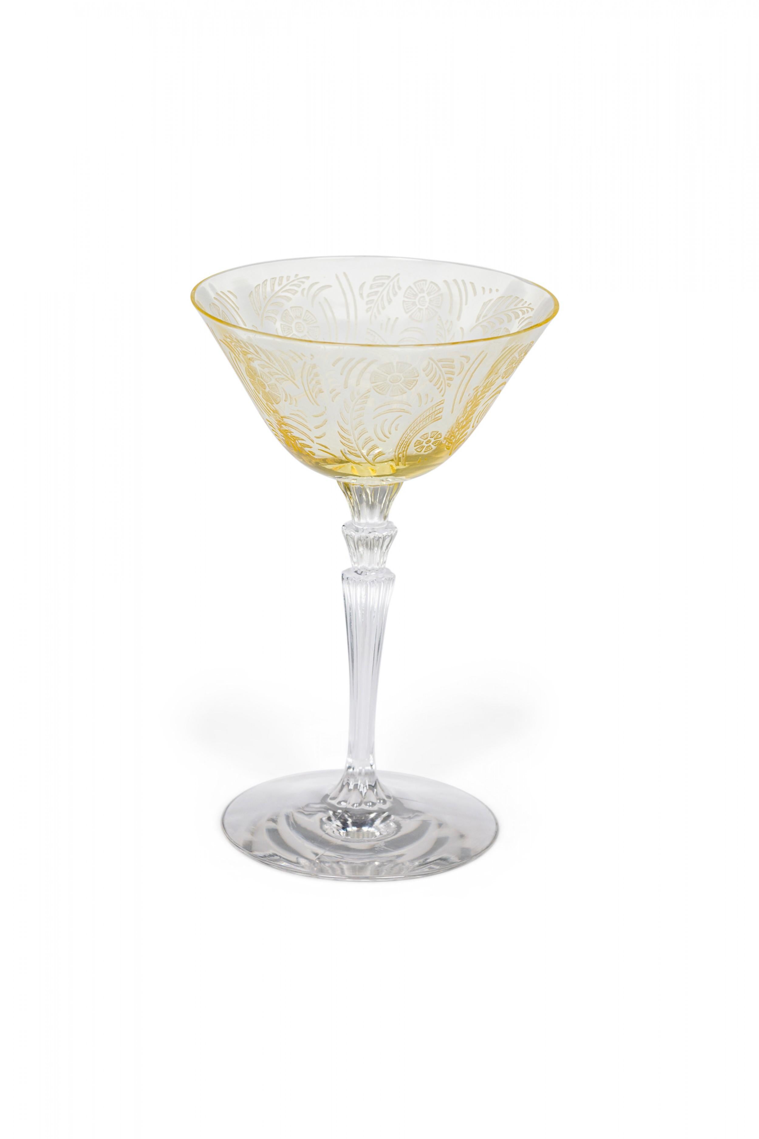 Ensemble de 9 verres à cocktail américains de style Art Déco, comprenant 5 verres à champagne/cocktail et 4 verres à cordial plus petits, tous avec des coupes en verre topaze gravées et des tiges en cascade. (possiblement FOSTORIA) (PRIX DU