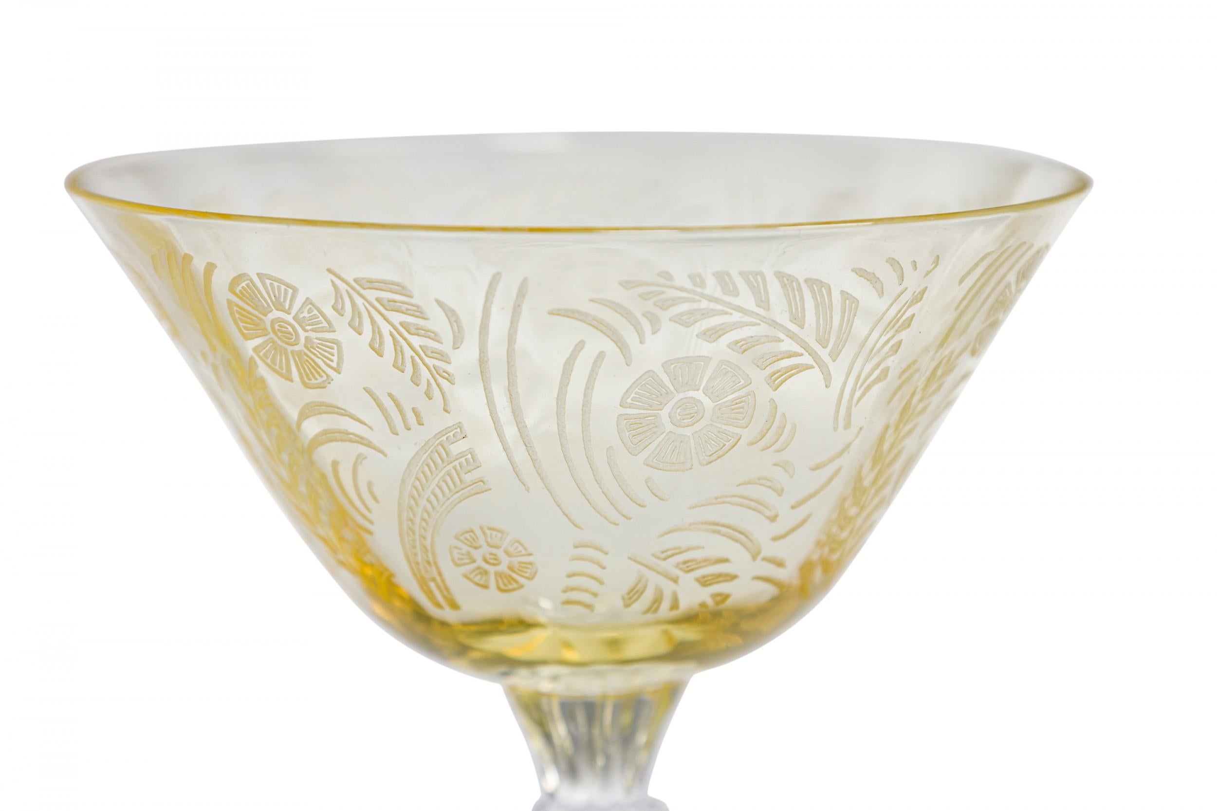 Lot de 9 verres à champagne et verres à liqueur en verre gravé Topaz Floral Waterfall Stem Bon état - En vente à Queens, NY