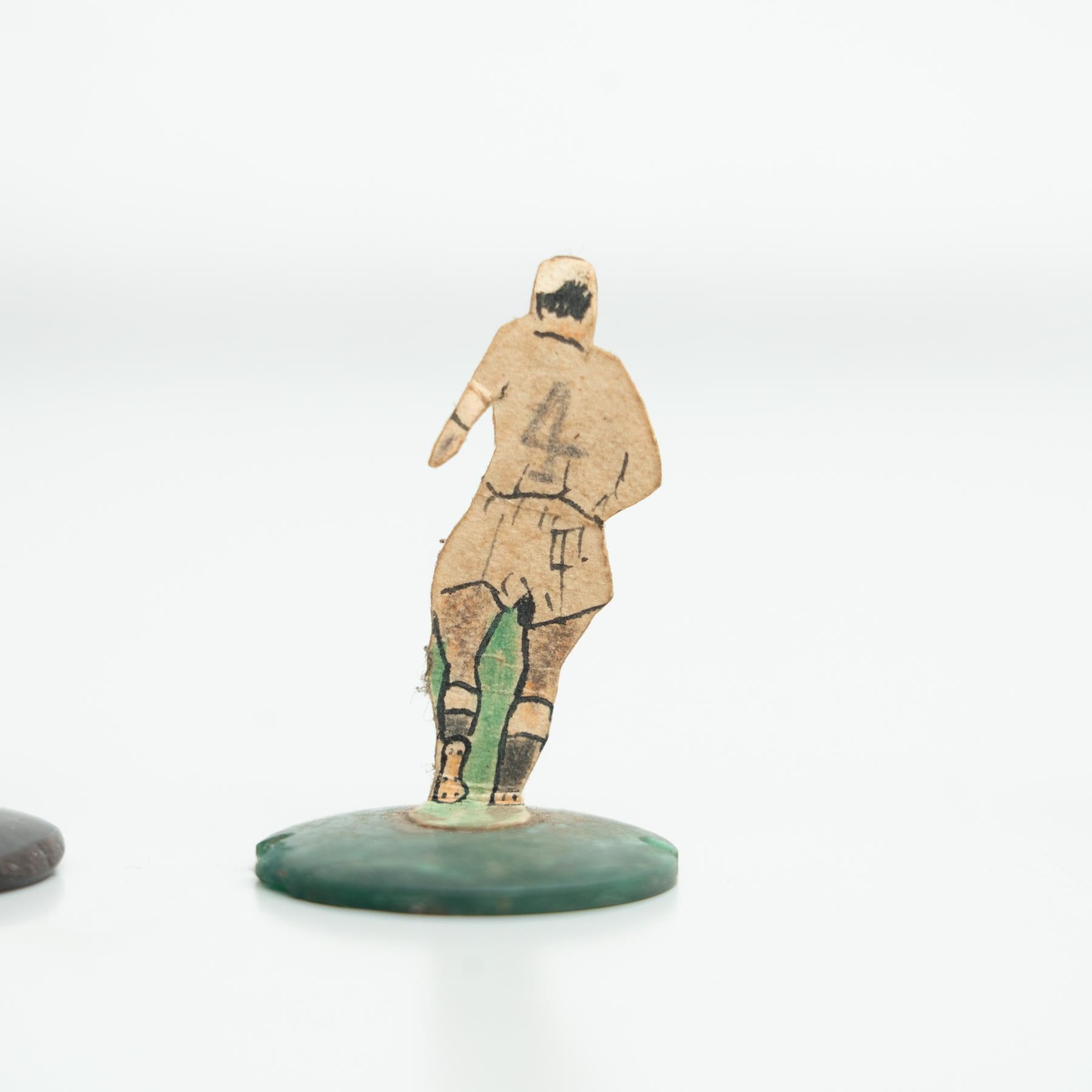 Ensemble de 9 figurines de football traditionnelles anciennes à boutons, datant d'environ 1950 en vente 9