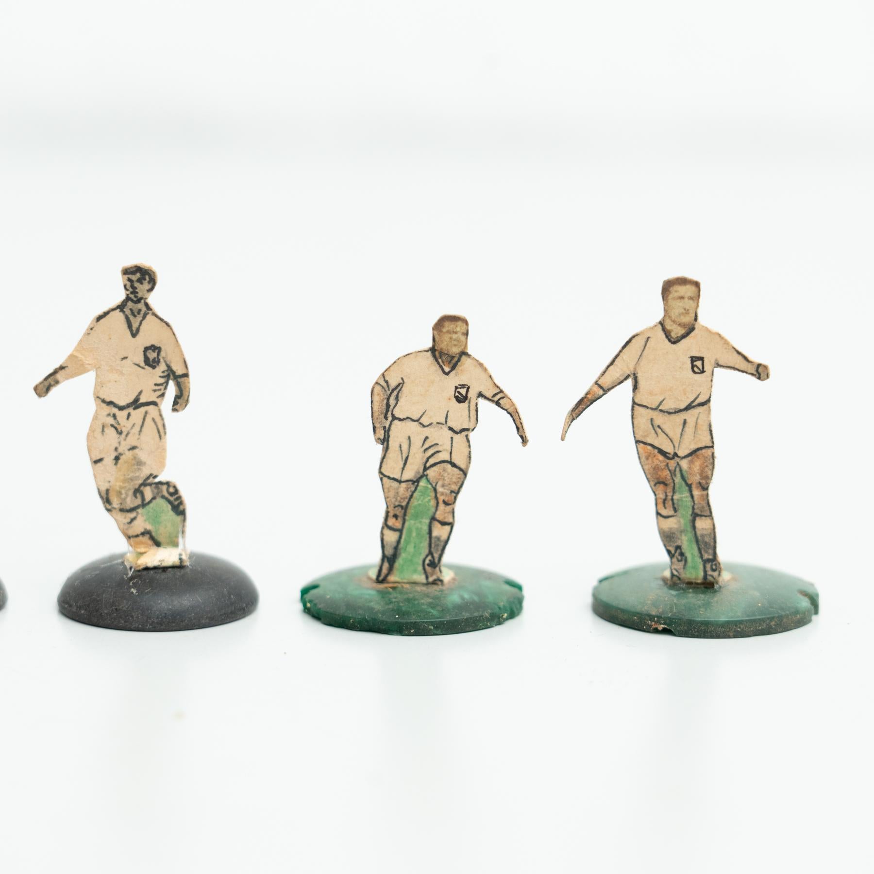 Mid-Century Modern Ensemble de 9 figurines de football traditionnelles anciennes à boutons, datant d'environ 1950 en vente