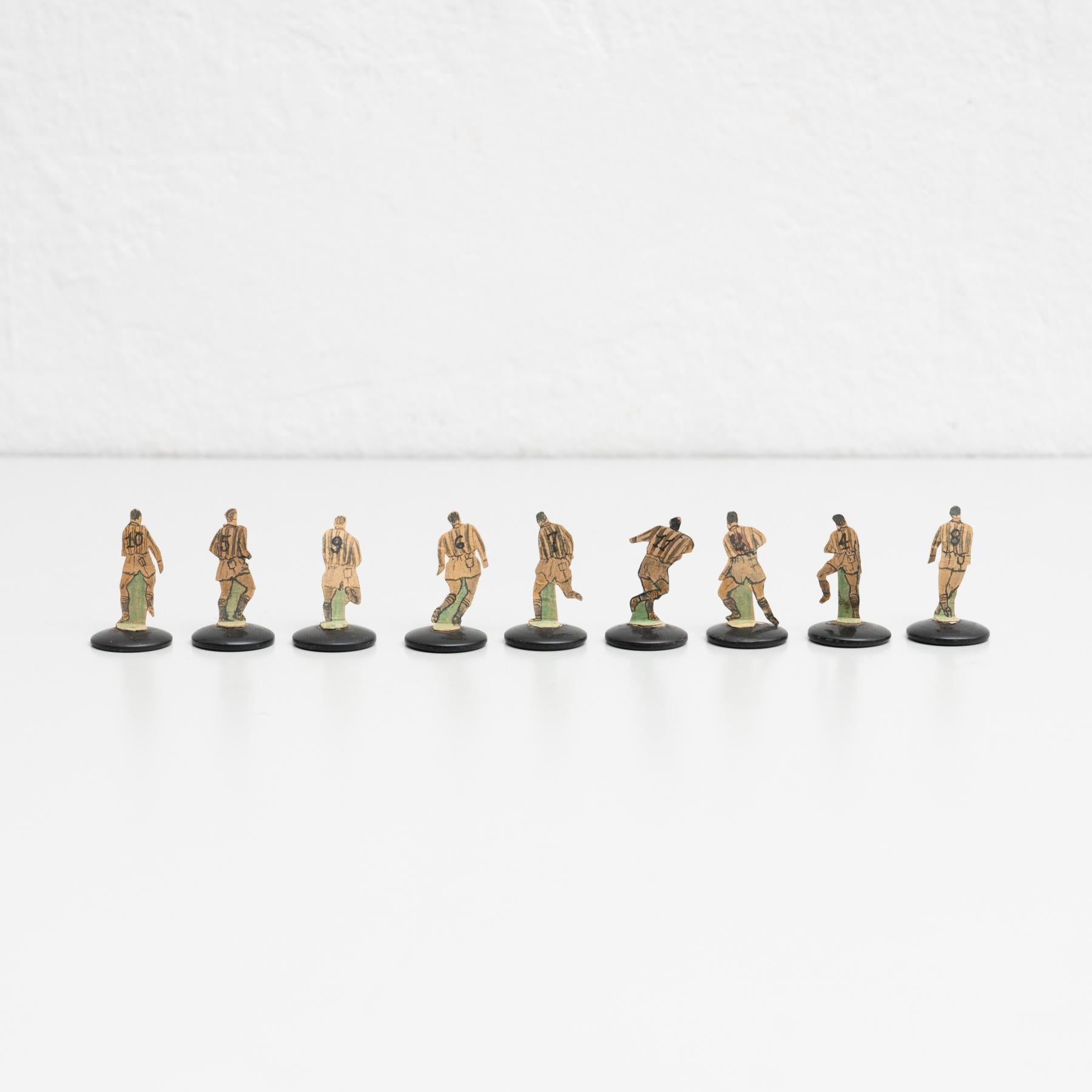 Mid-Century Modern Ensemble de 9 figurines de football traditionnelles anciennes à boutons, datant d'environ 1950 en vente