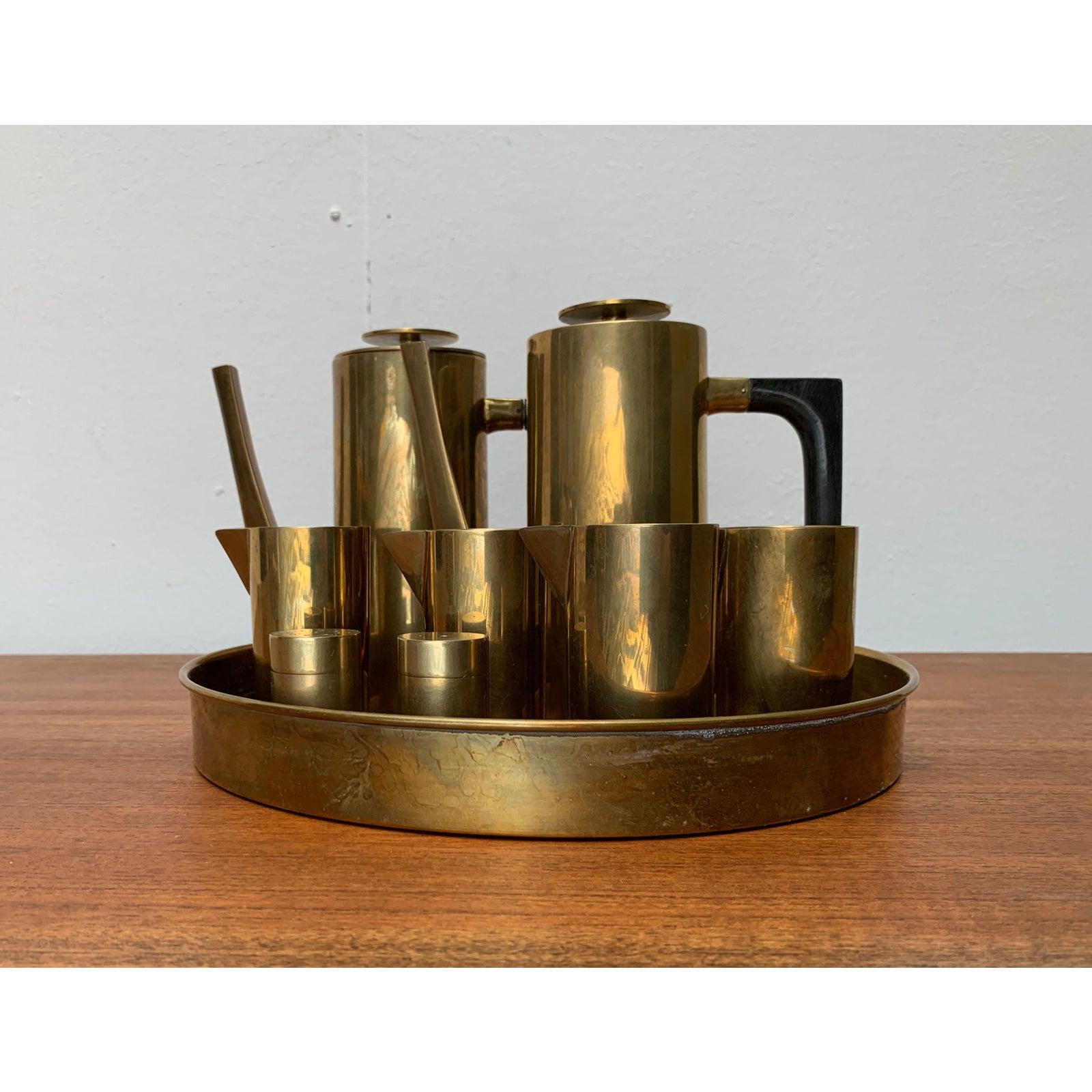 Vintage Kaffee- oder Teeset, 9-teilig, in sehr gutem Zustand. Entworfen 1950 bis 1959

Zusätzliche Informationen:
MATERIALIEN: Metall, Kunststoff
Farbe: Schwarz
Artikel Typ: Vintage, antik oder aus Vorbesitz
Durchmesser: 11,42ʺW × 11,42ʺD ×