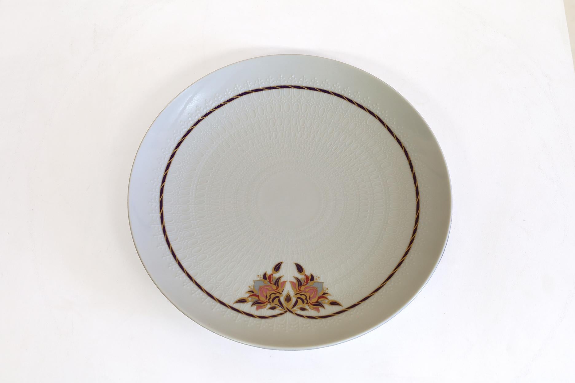 Vintage Set of 9 plates, never used with Rosenthal tag. Perfect condition.
Very nice work amazing details in the texture.
Rosenthal is a warranty of quality and elegance.