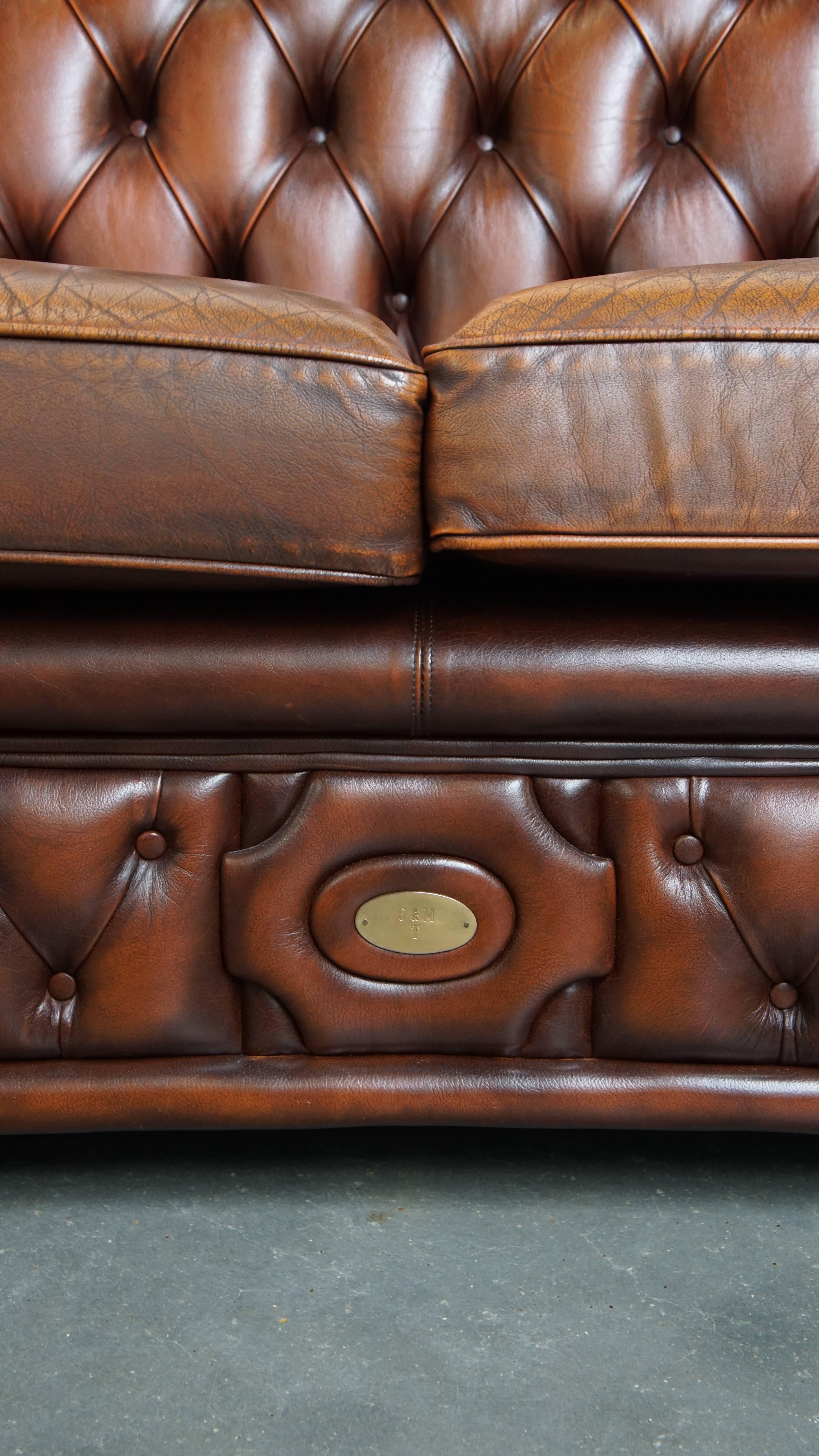 Set of a 2.5-Seater and 2-Seater Brown English Cowhide Leather Chesterfield Sofa For Sale 4