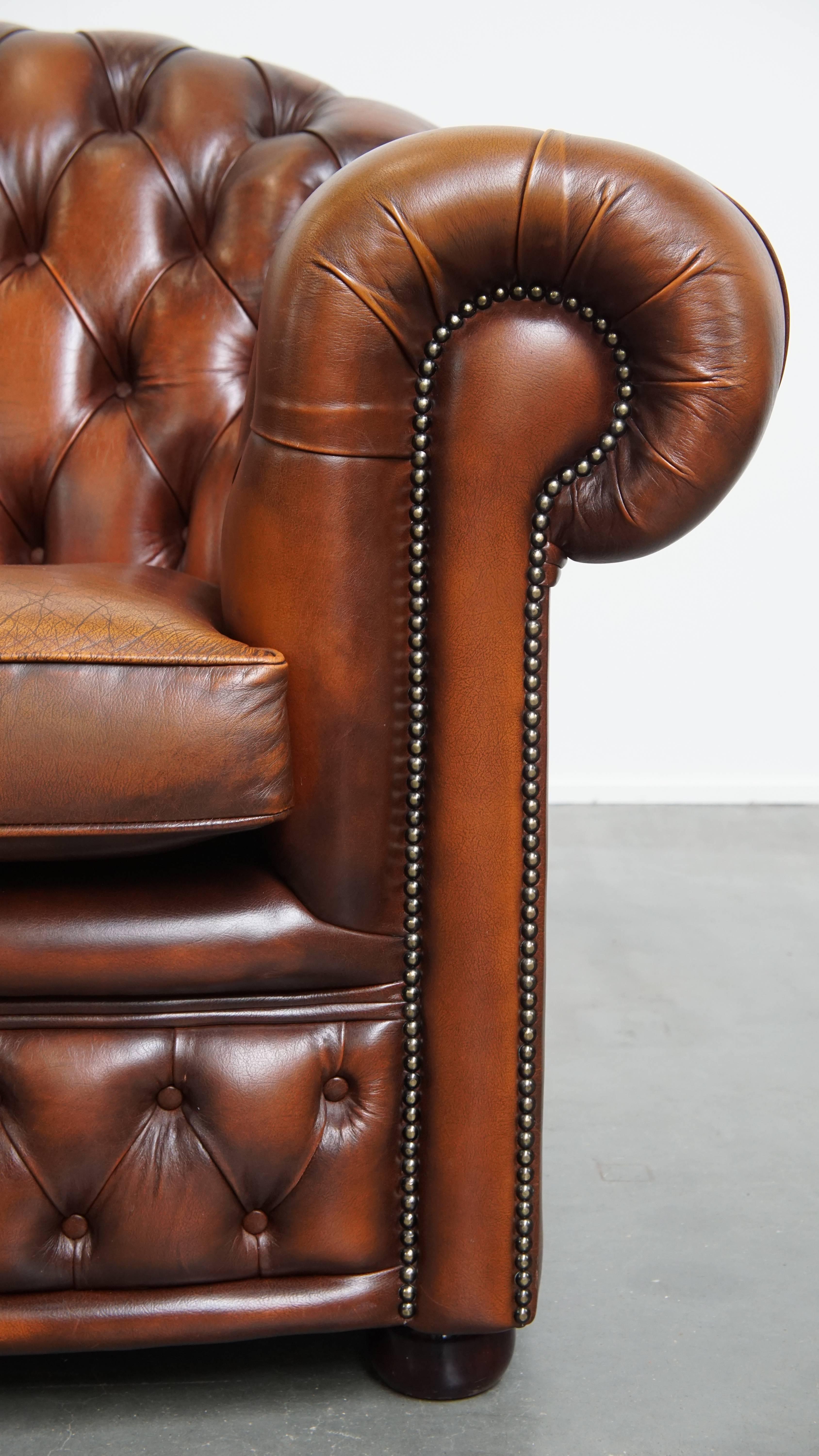 Set of a 2.5-Seater and 2-Seater Brown English Cowhide Leather Chesterfield Sofa For Sale 5