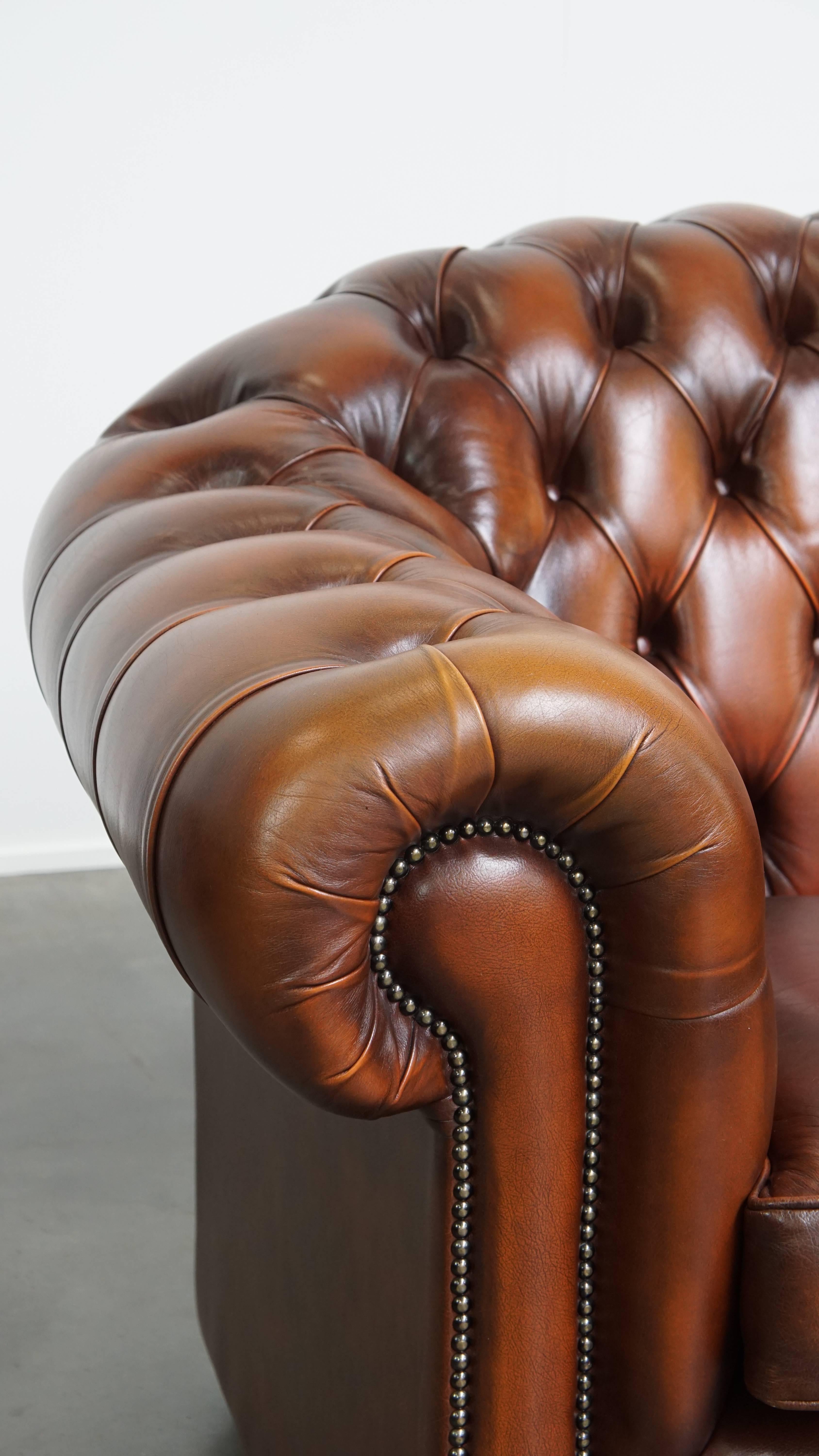 Set of a 2.5-Seater and 2-Seater Brown English Cowhide Leather Chesterfield Sofa For Sale 6