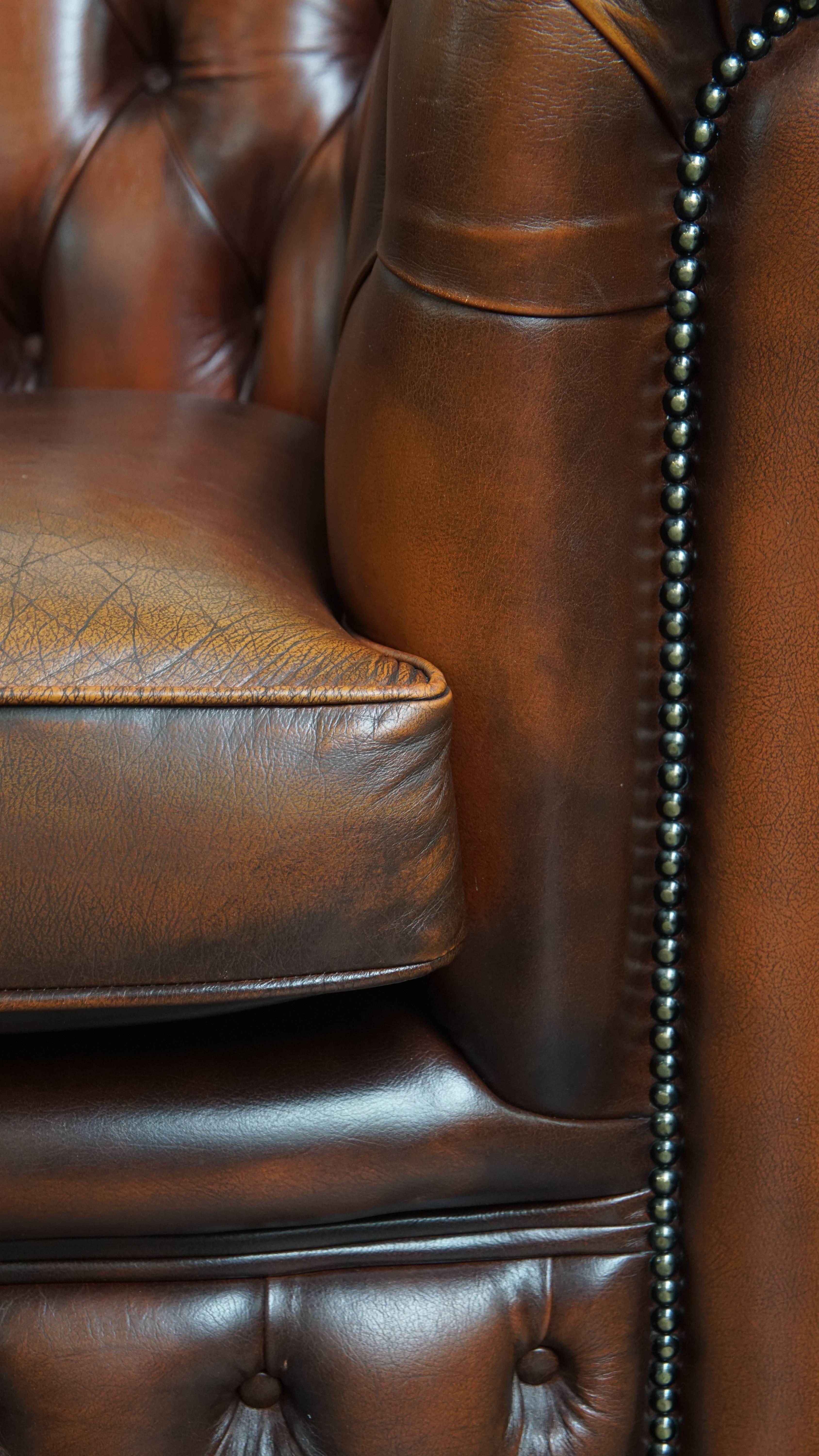 Set of a 2.5-Seater and 2-Seater Brown English Cowhide Leather Chesterfield Sofa For Sale 8