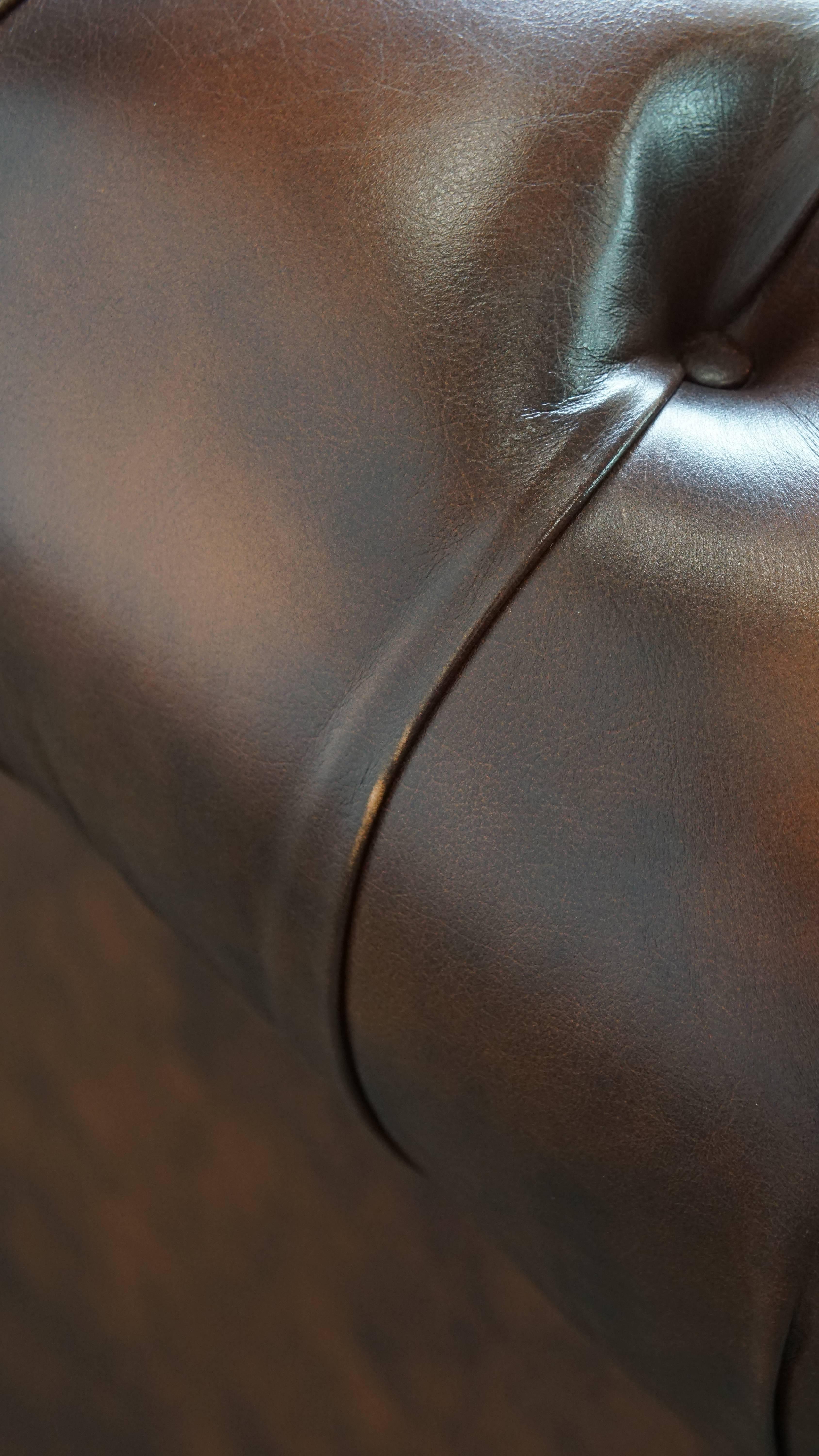 Set of a 2.5-Seater and 2-Seater Brown English Cowhide Leather Chesterfield Sofa For Sale 9