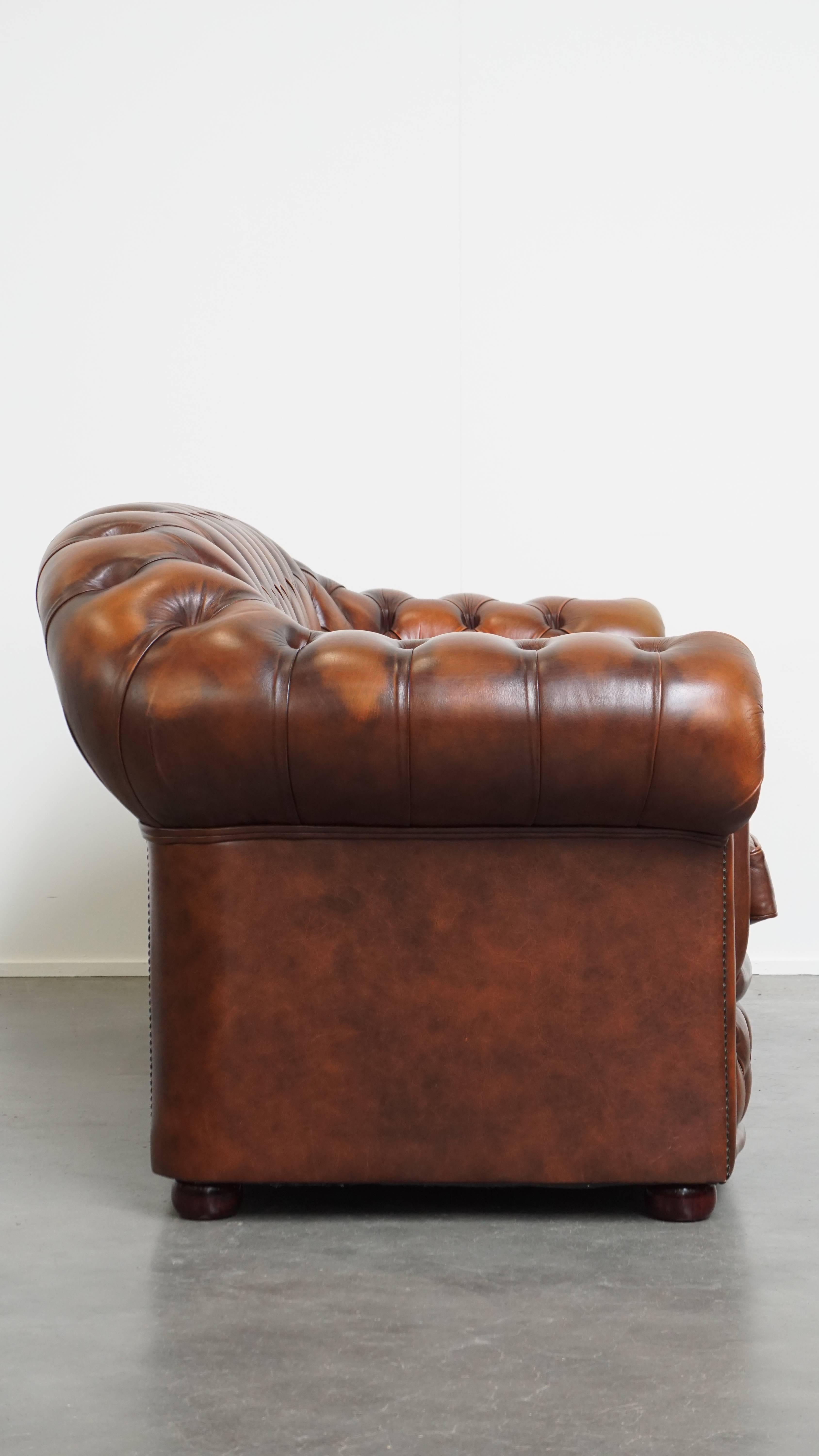 Set of a 2.5-Seater and 2-Seater Brown English Cowhide Leather Chesterfield Sofa For Sale 12