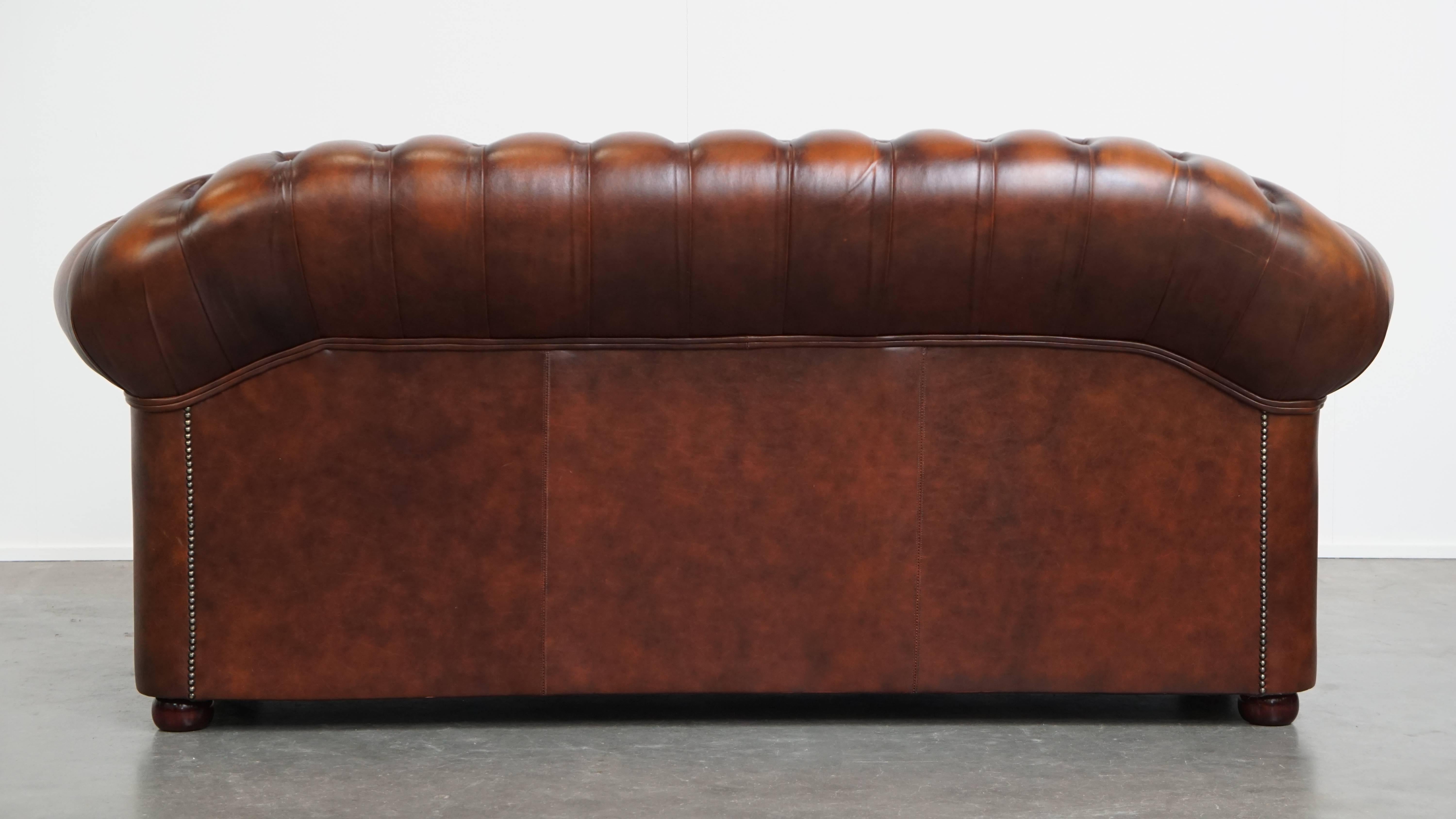 Set of a 2.5-Seater and 2-Seater Brown English Cowhide Leather Chesterfield Sofa For Sale 13