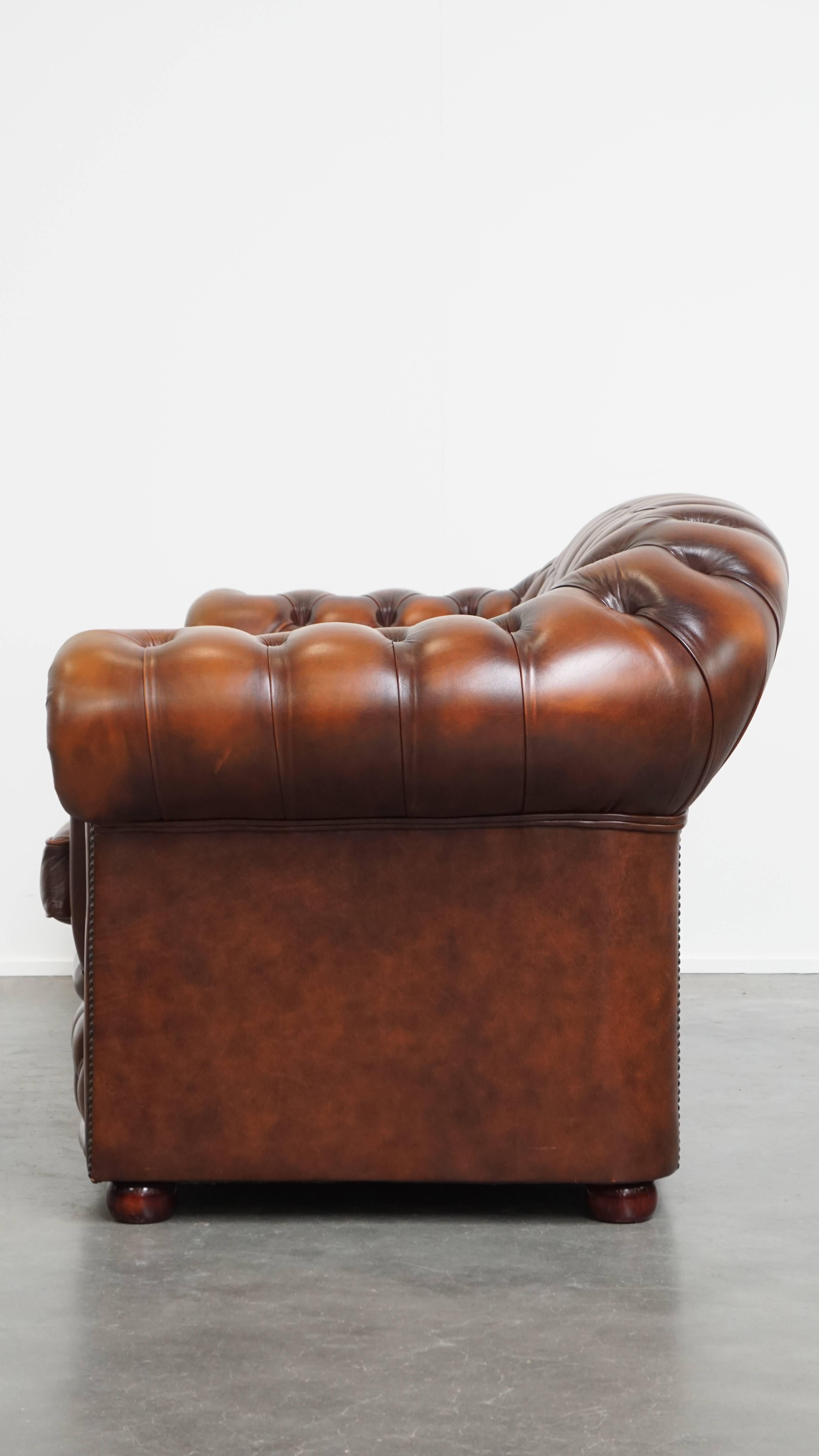 Set of a 2.5-Seater and 2-Seater Brown English Cowhide Leather Chesterfield Sofa For Sale 14