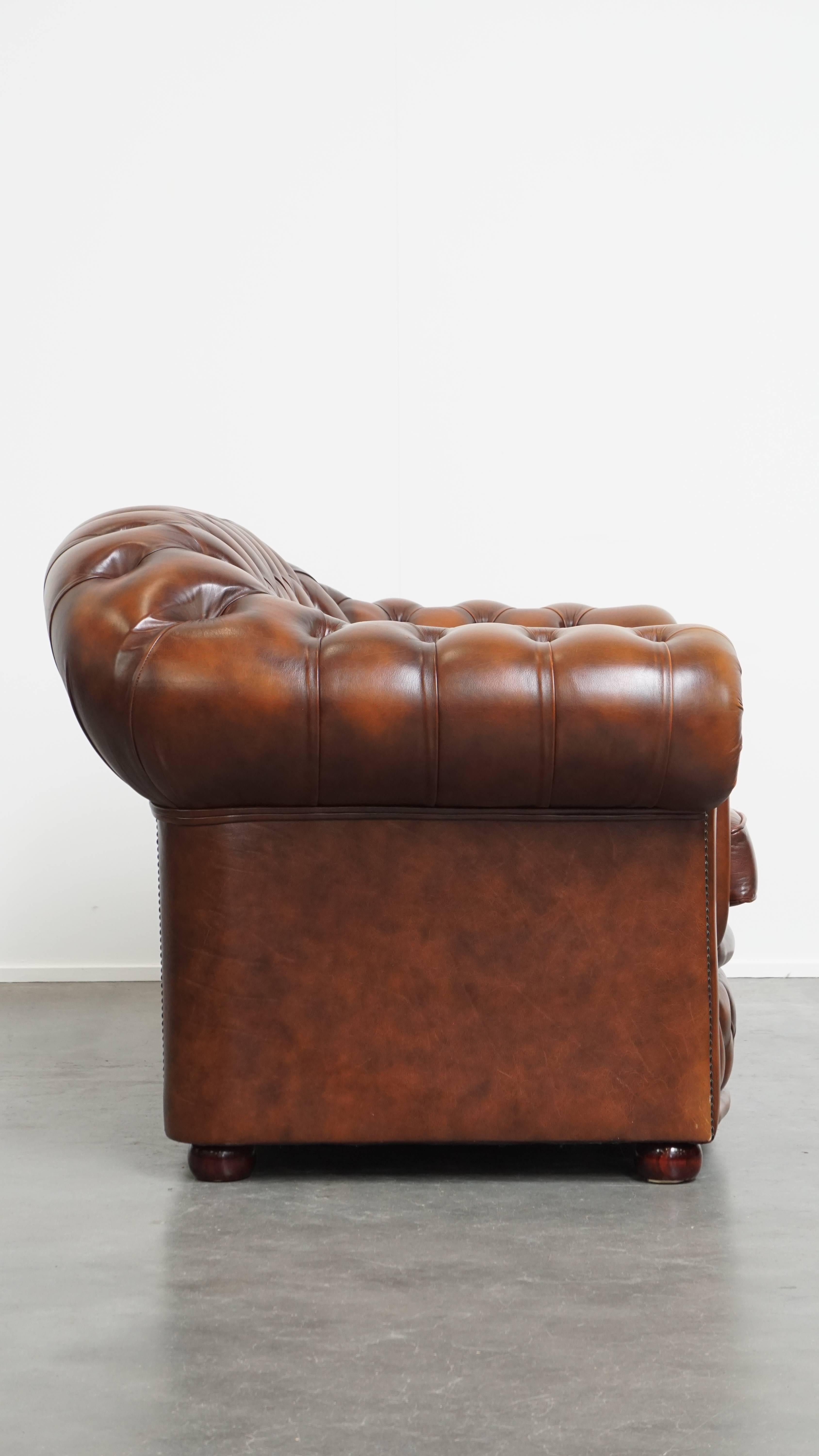 Classical Roman Set of a 2.5-Seater and 2-Seater Brown English Cowhide Leather Chesterfield Sofa For Sale