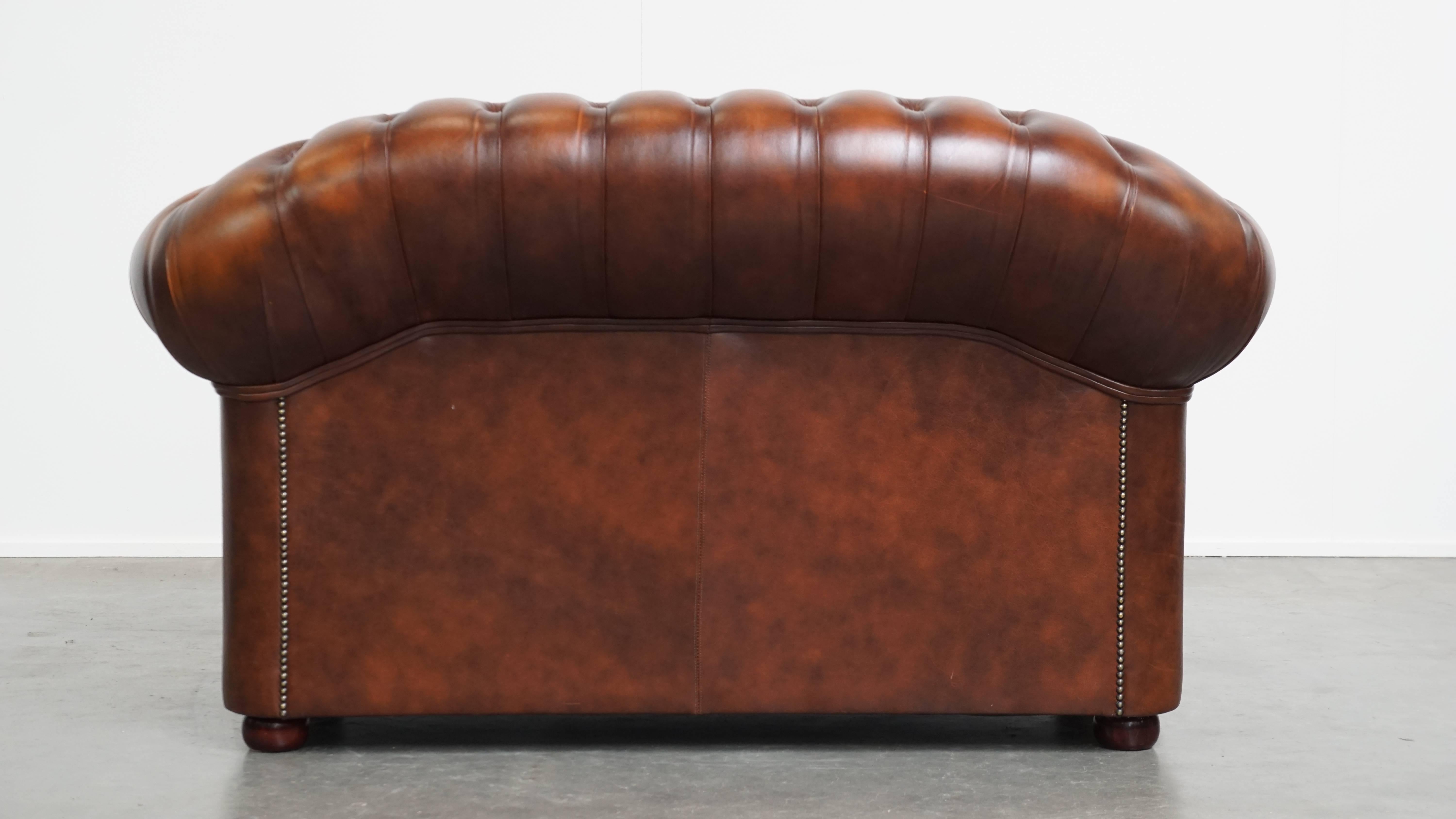 Hand-Crafted Set of a 2.5-Seater and 2-Seater Brown English Cowhide Leather Chesterfield Sofa For Sale