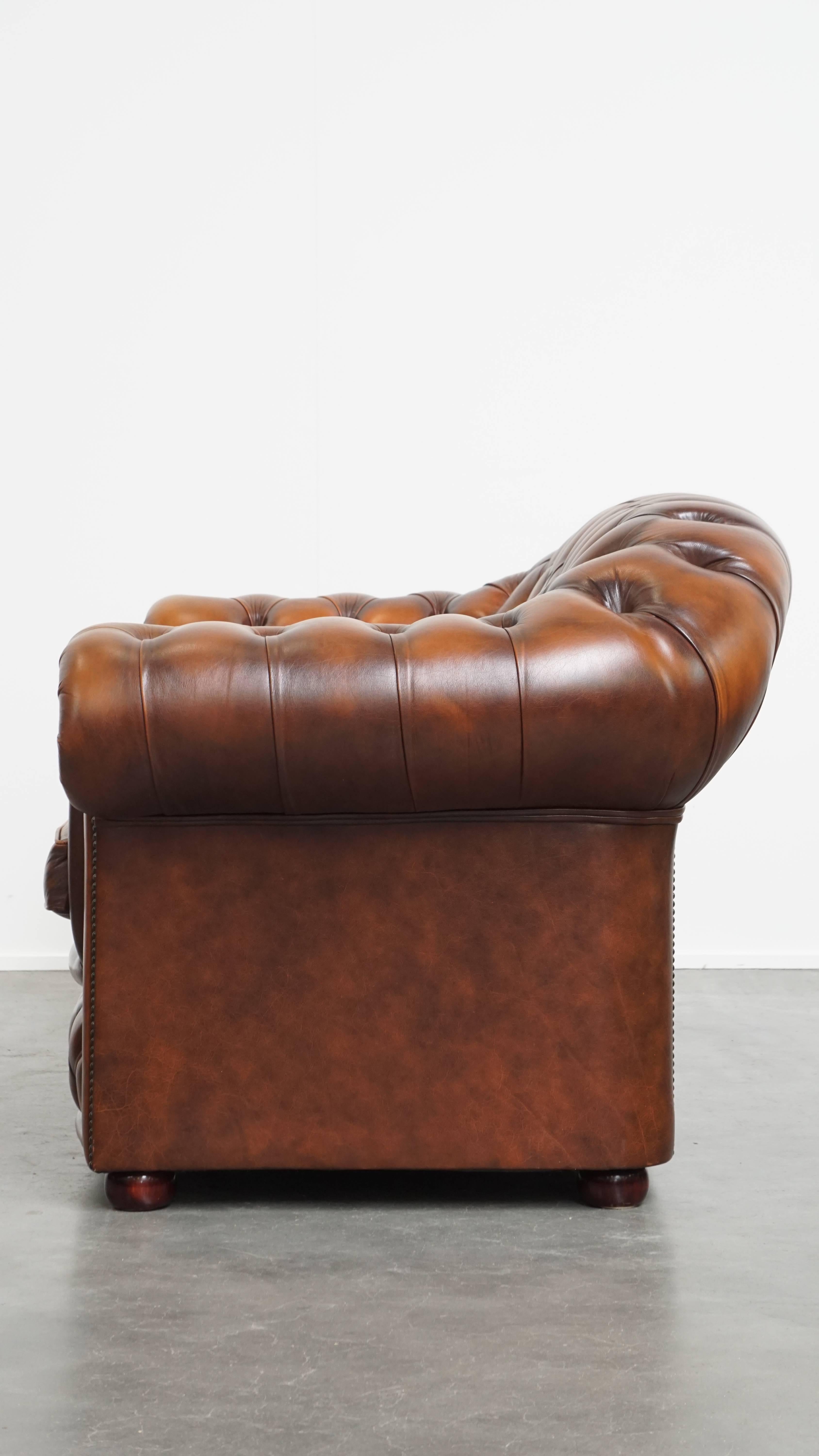 Set of a 2.5-Seater and 2-Seater Brown English Cowhide Leather Chesterfield Sofa In Good Condition For Sale In Harderwijk, NL