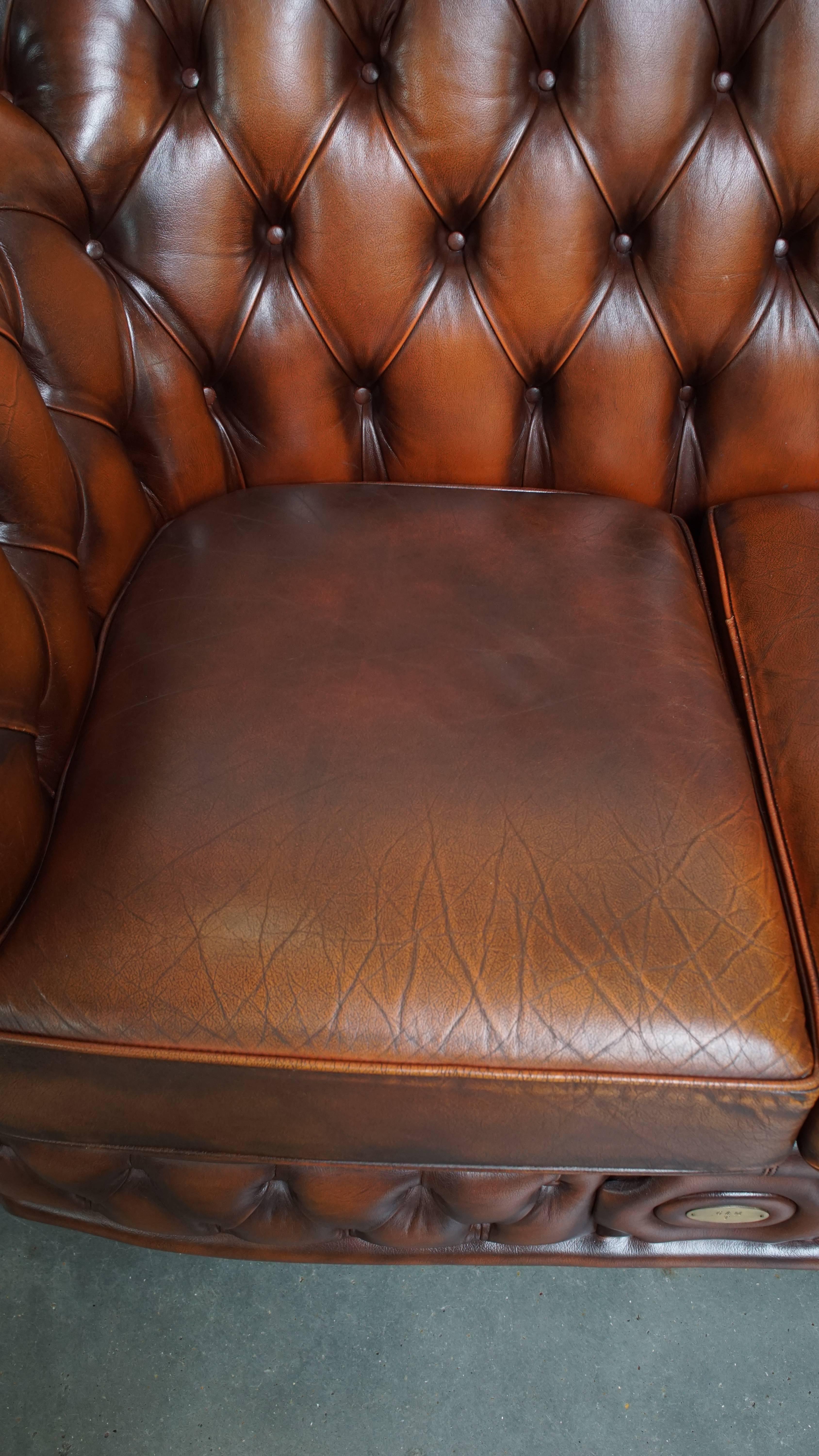 Contemporary Set of a 2.5-Seater and 2-Seater Brown English Cowhide Leather Chesterfield Sofa For Sale