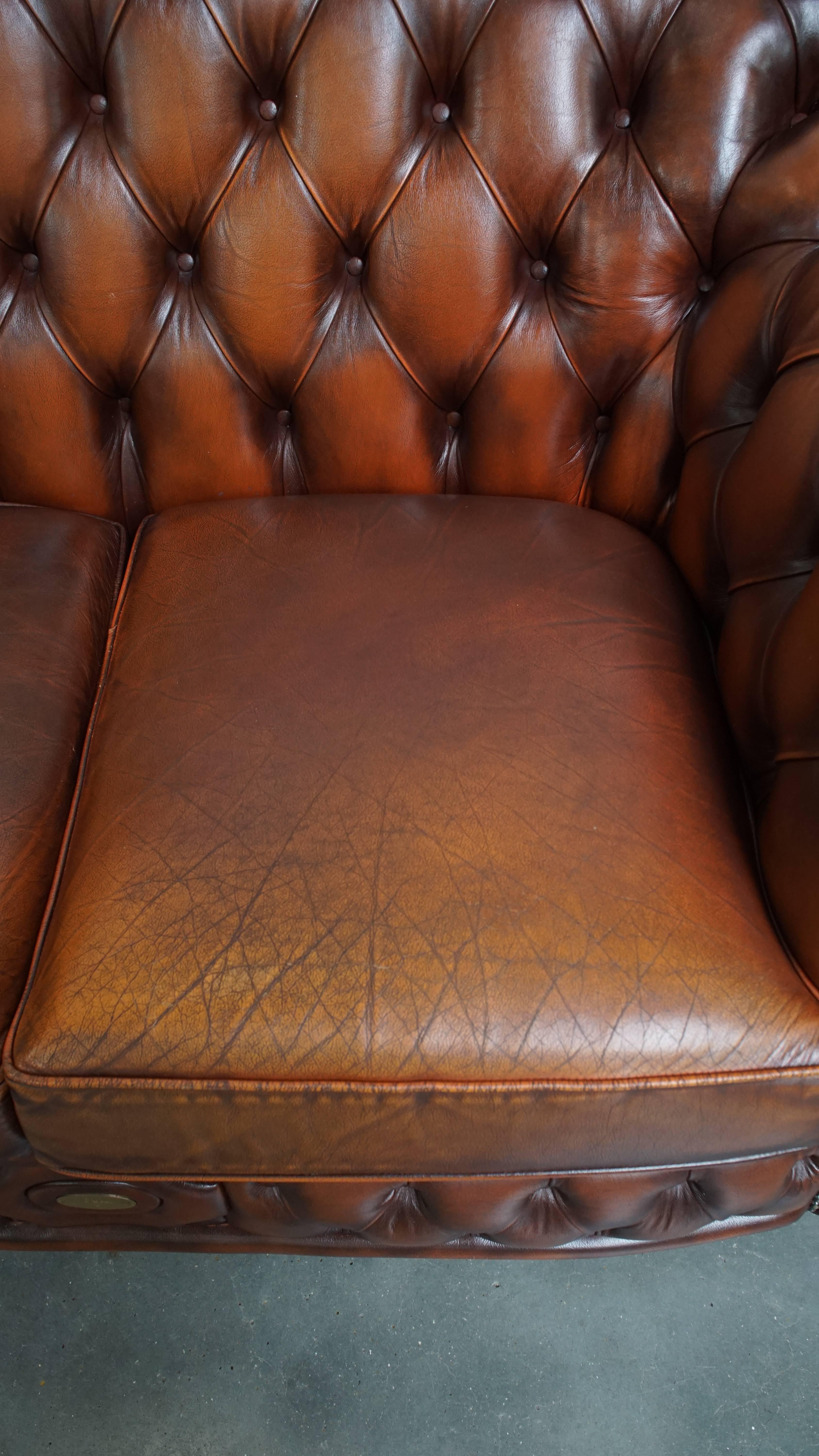Set of a 2.5-Seater and 2-Seater Brown English Cowhide Leather Chesterfield Sofa For Sale 1