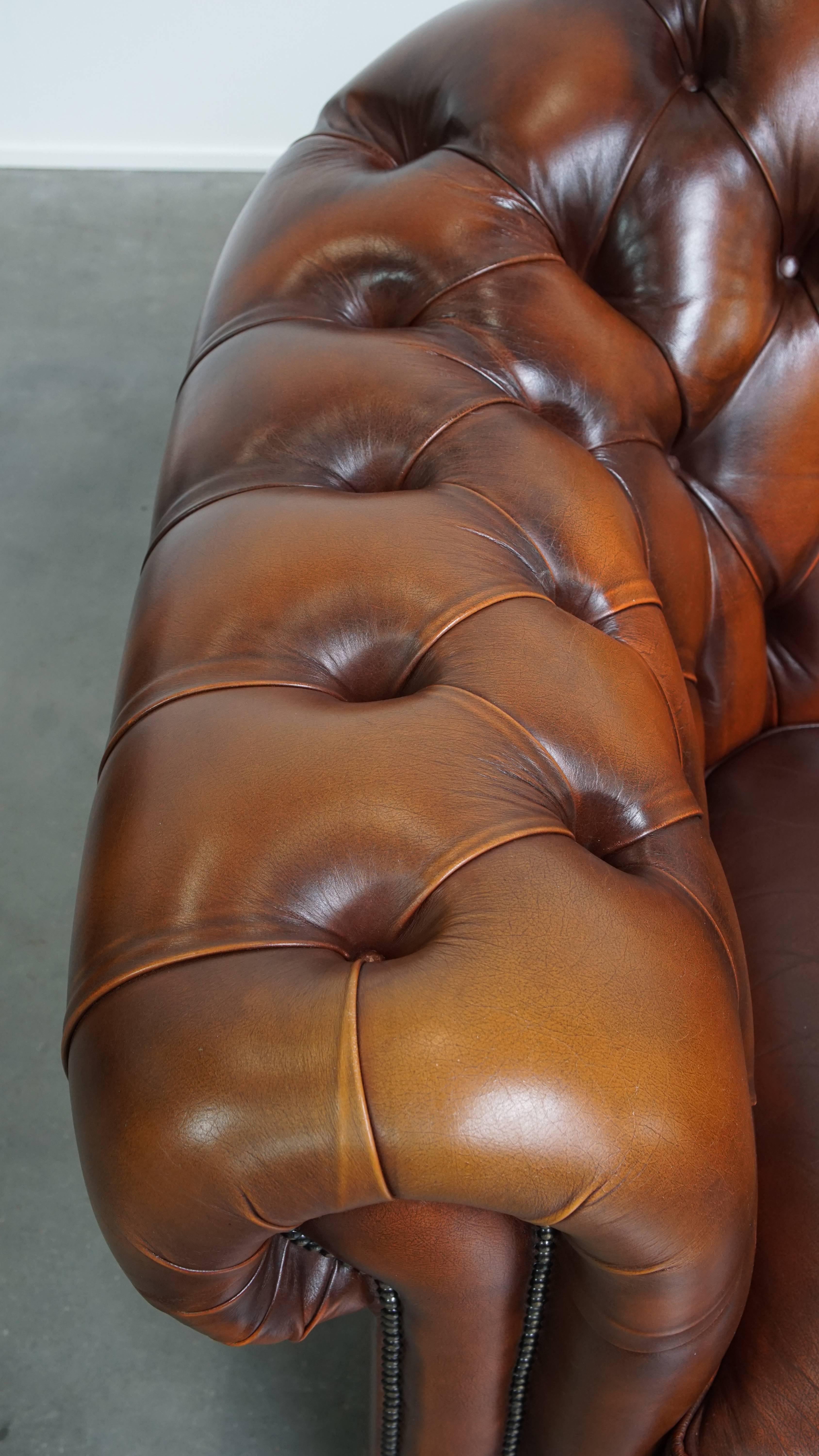 Set of a 2.5-Seater and 2-Seater Brown English Cowhide Leather Chesterfield Sofa For Sale 2