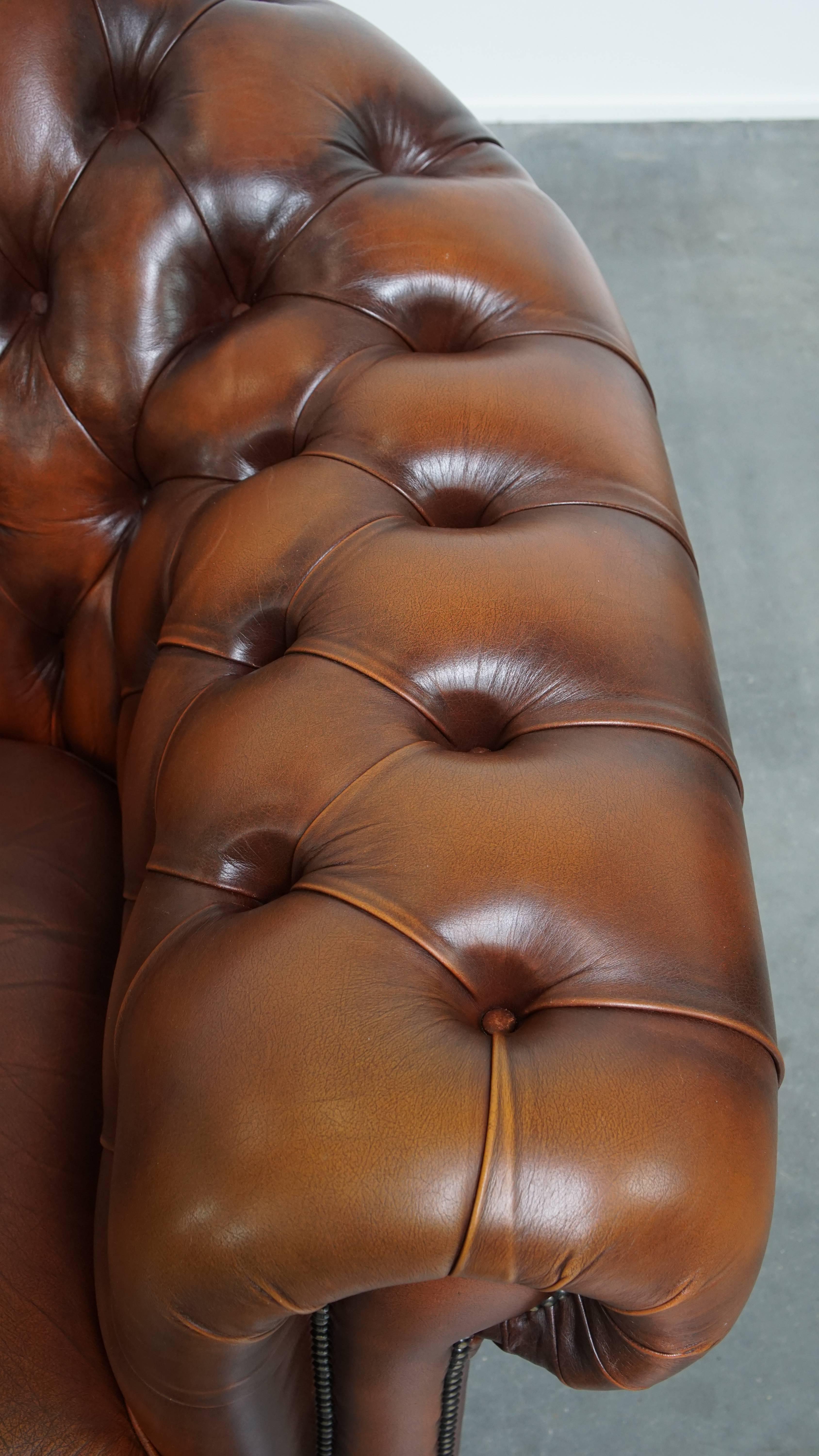 Set of a 2.5-Seater and 2-Seater Brown English Cowhide Leather Chesterfield Sofa For Sale 3
