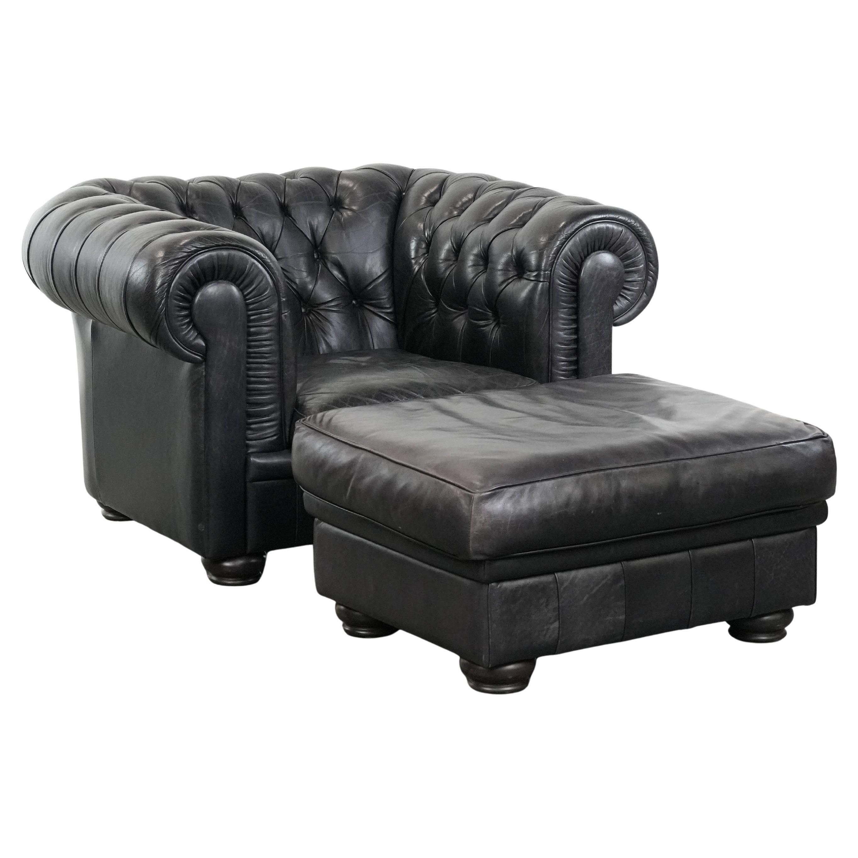 Set aus einem Chesterfield-Sessel aus schwarzem Rindsleder und einem passenden Ottomanen