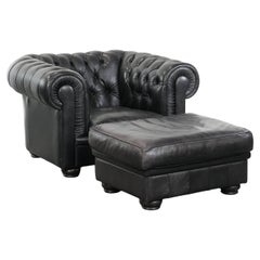 Set di una poltrona Chesterfield in pelle di vacchetta nera e di un pouf coordinato