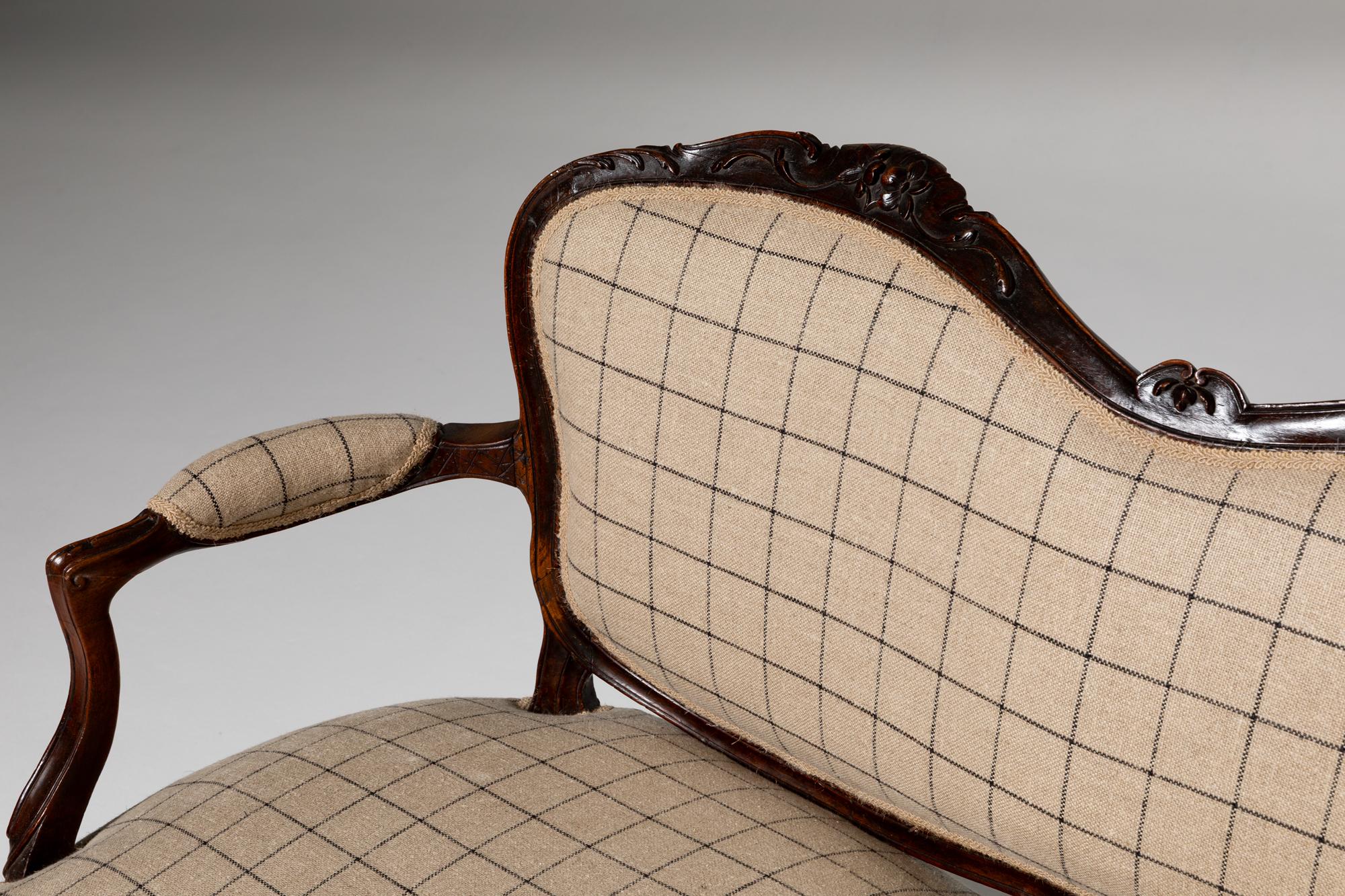 Carved Set of a canapé and two D. José armchairs. Portugal, 18th century For Sale