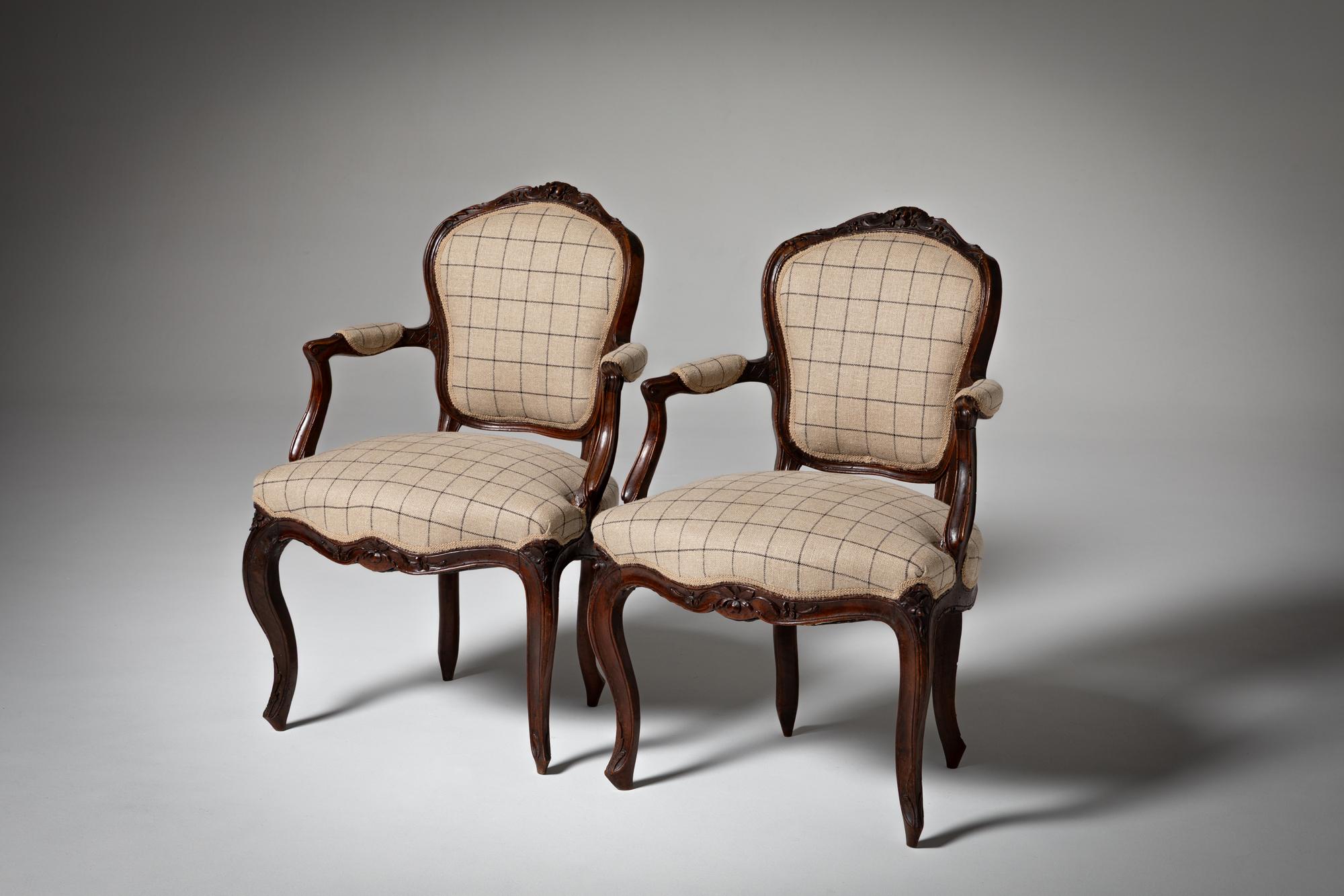 Walnut Set of a canapé and two D. José armchairs. Portugal, 18th century For Sale