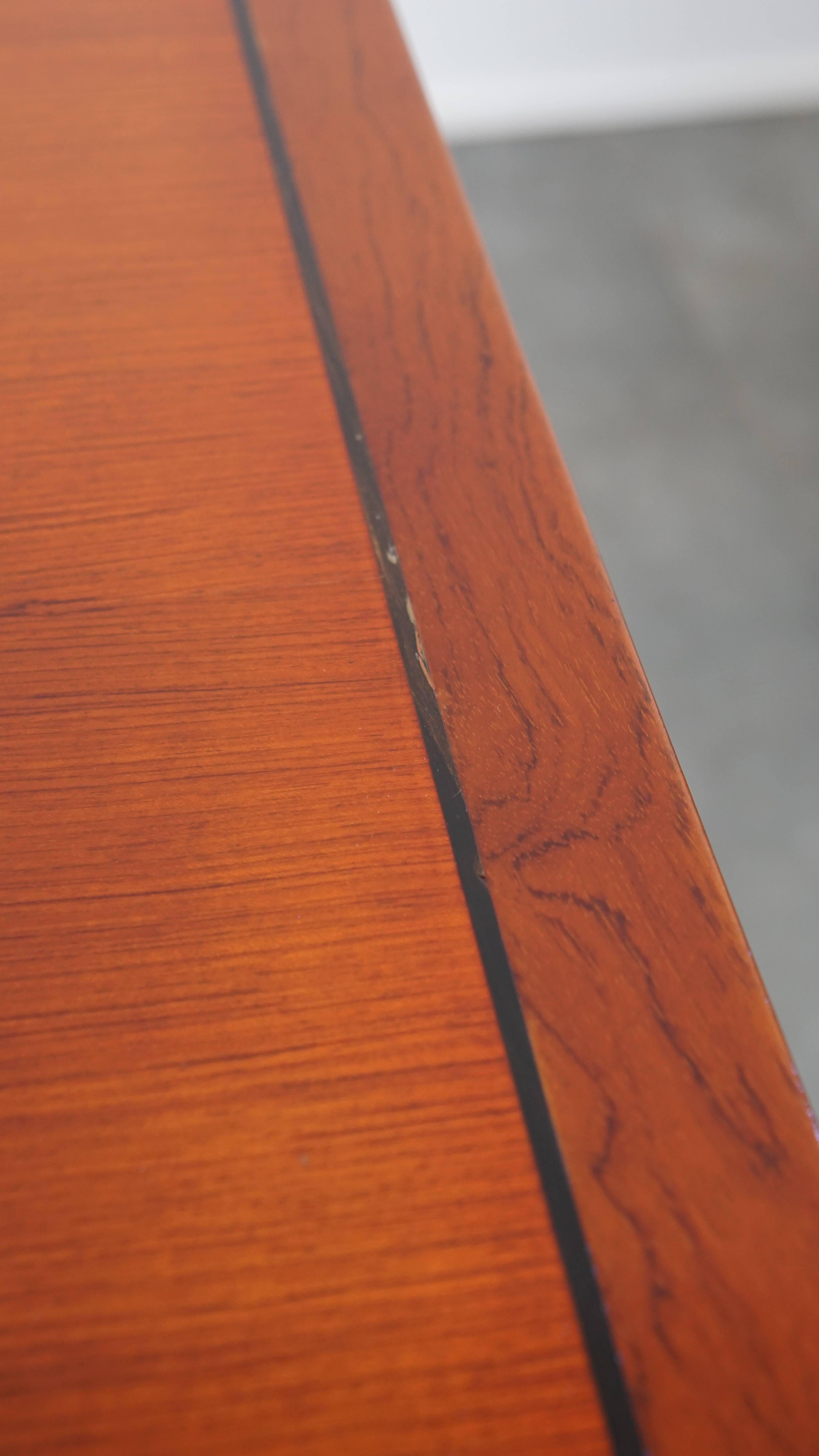 Set of a dining table and 4 dining chairs For Sale 1